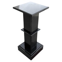 Pedestal cuadrado modernista de granito negro