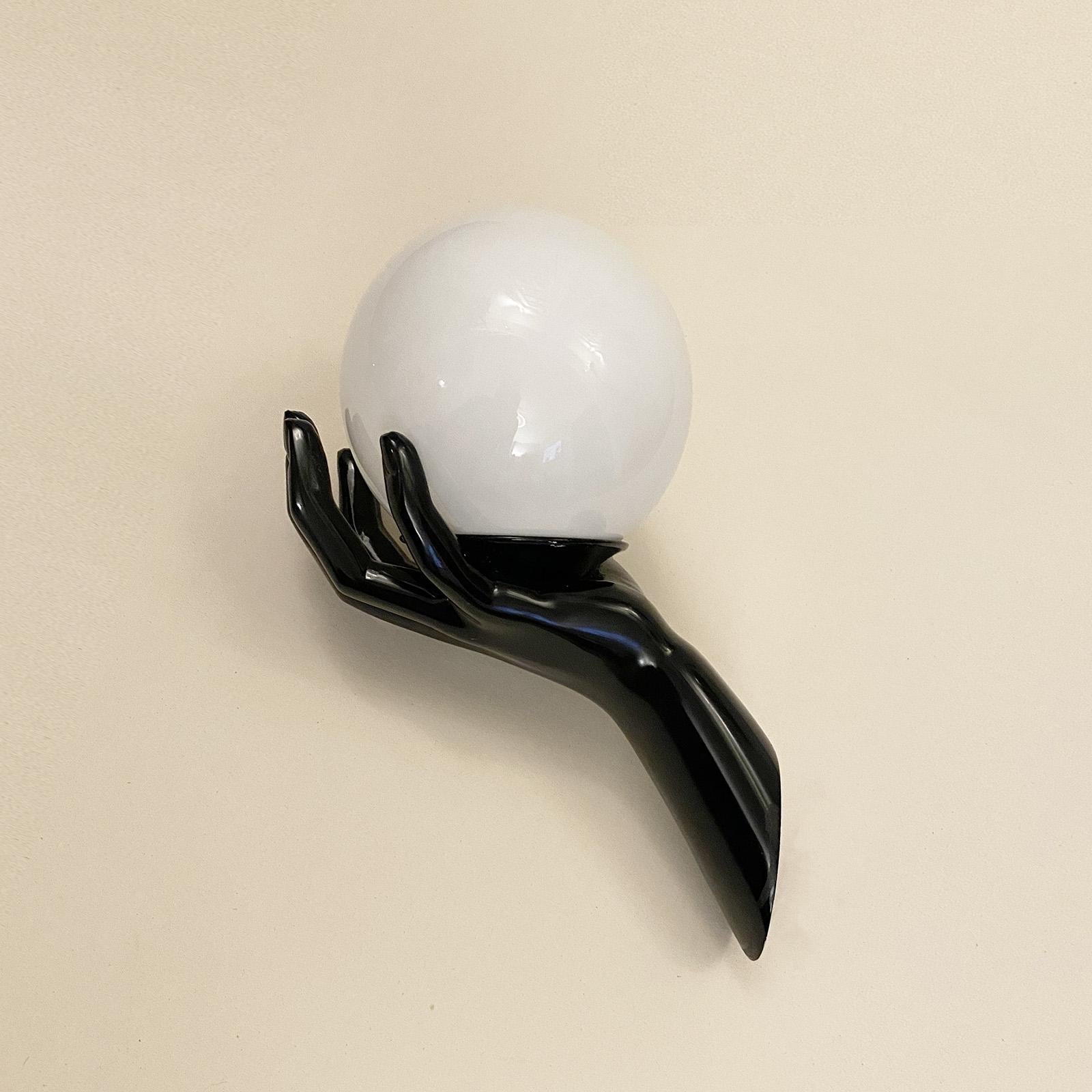 Lámpara modernista lacada a mano en negro al estilo de Arlus, Francia, años 70.
