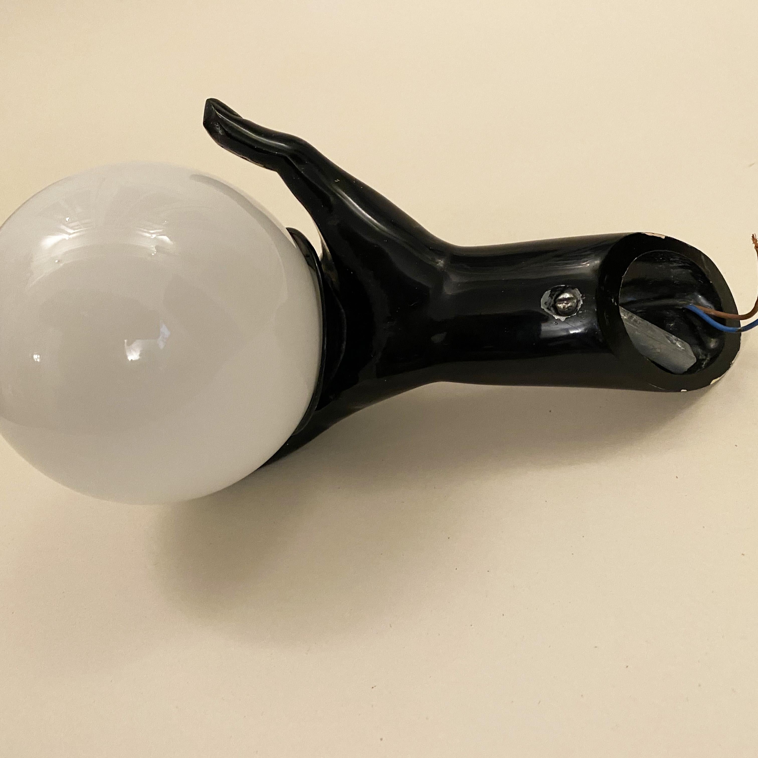 Lámpara modernista lacada a mano en negro al estilo de Arlus, Francia Años 70 Posmoderno en venta