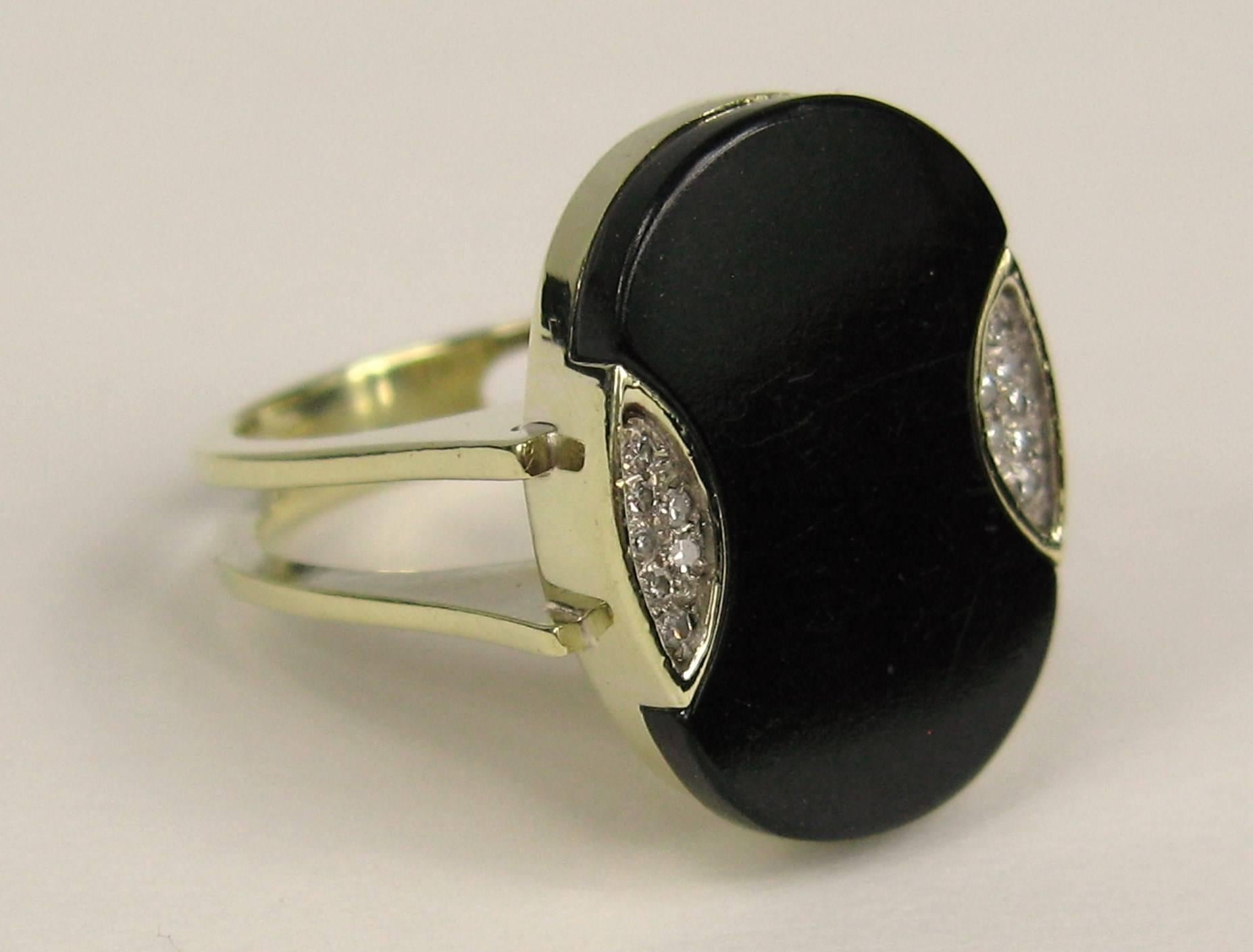 Ein weiterer atemberaubender Modernist 14k Gold Ring. Mit einem ovalen Onyx-Stein mit kleinen Diamant-Akzenten auf jeder Seite des Onyx eingebettet. Der Ring hat die Größe 7 und kann von uns oder Ihrem Juwelier nach oben oder unten angepasst werden.