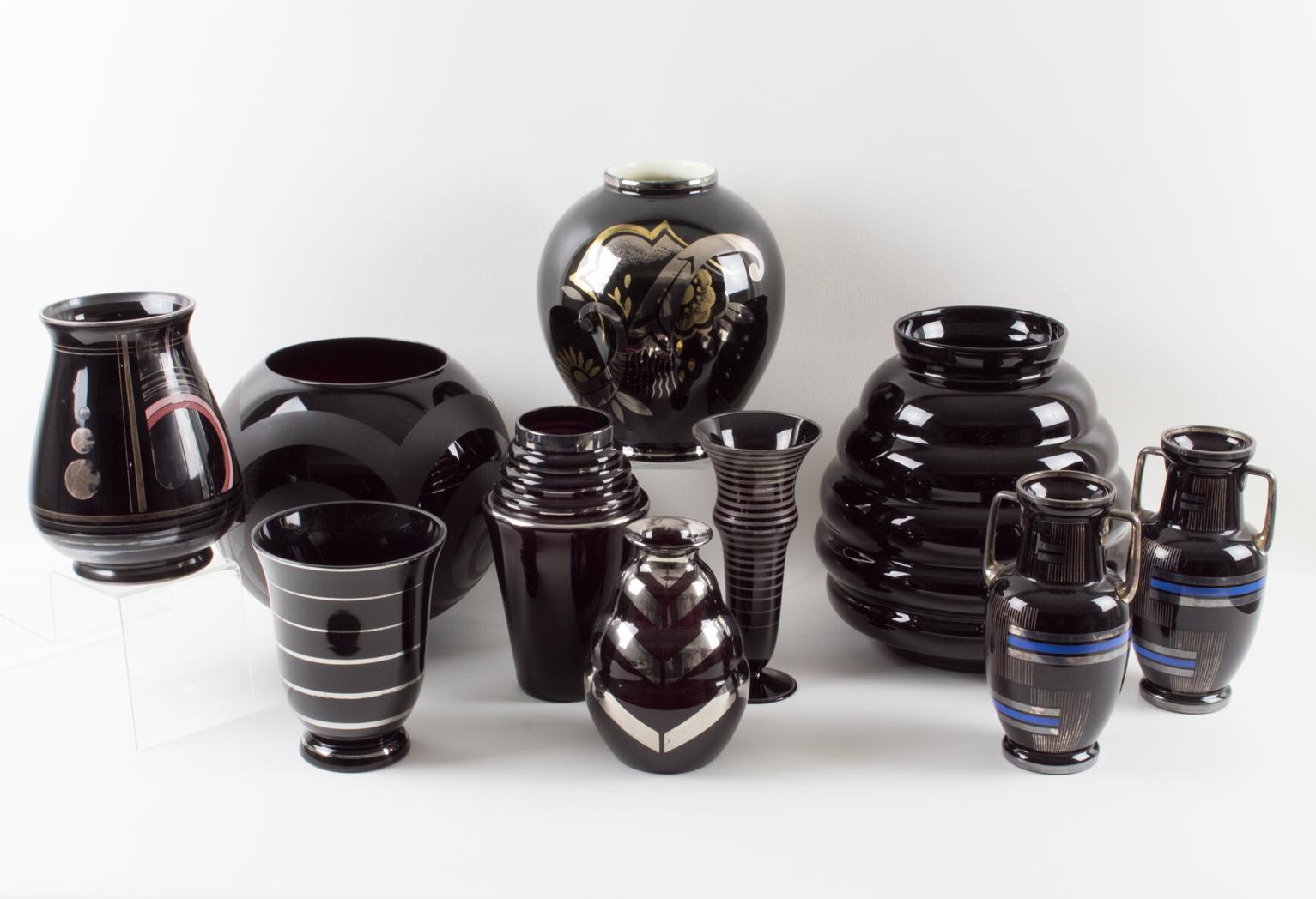 Vaso modernista in vetro opalino nero, 1950 circa in vendita 4