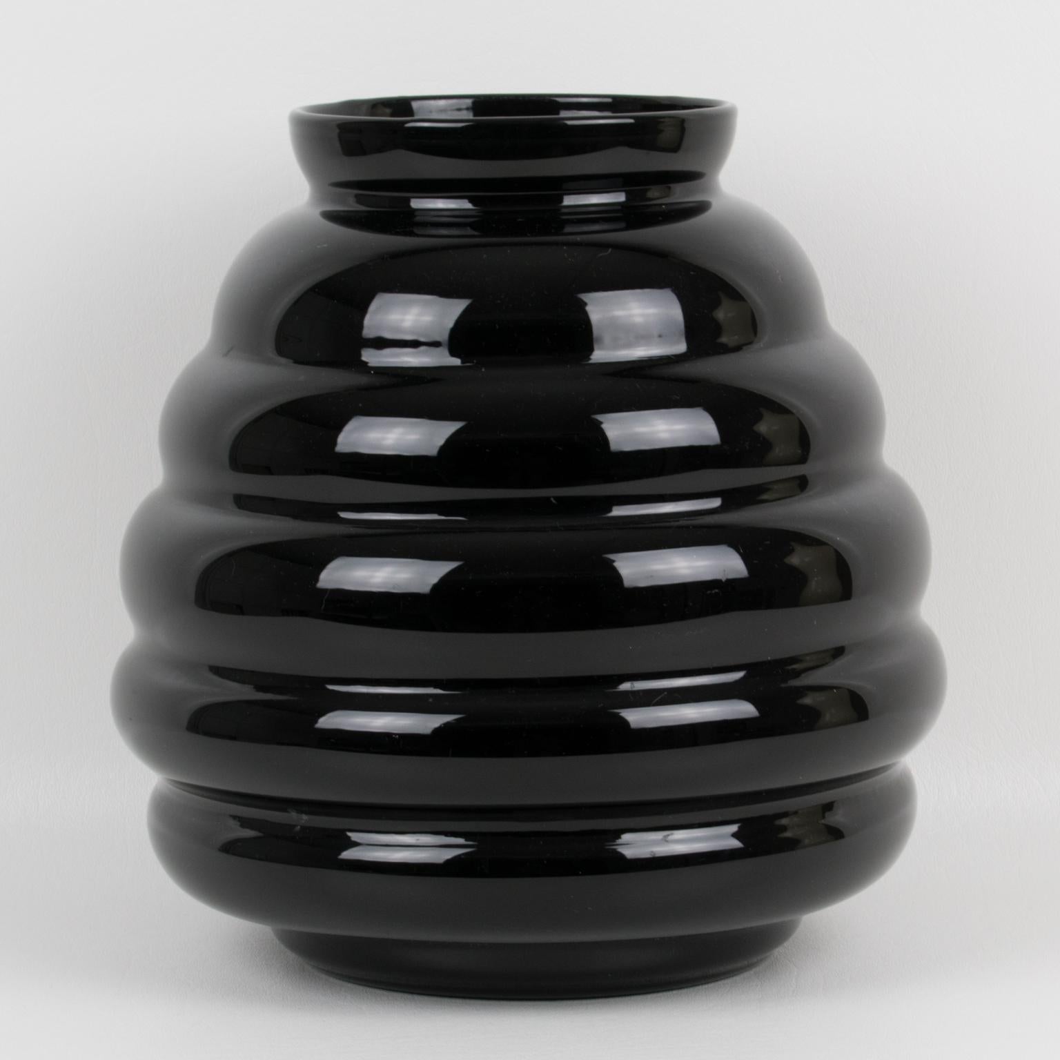 Mid-Century moderno Vaso modernista in vetro opalino nero, 1950 circa in vendita