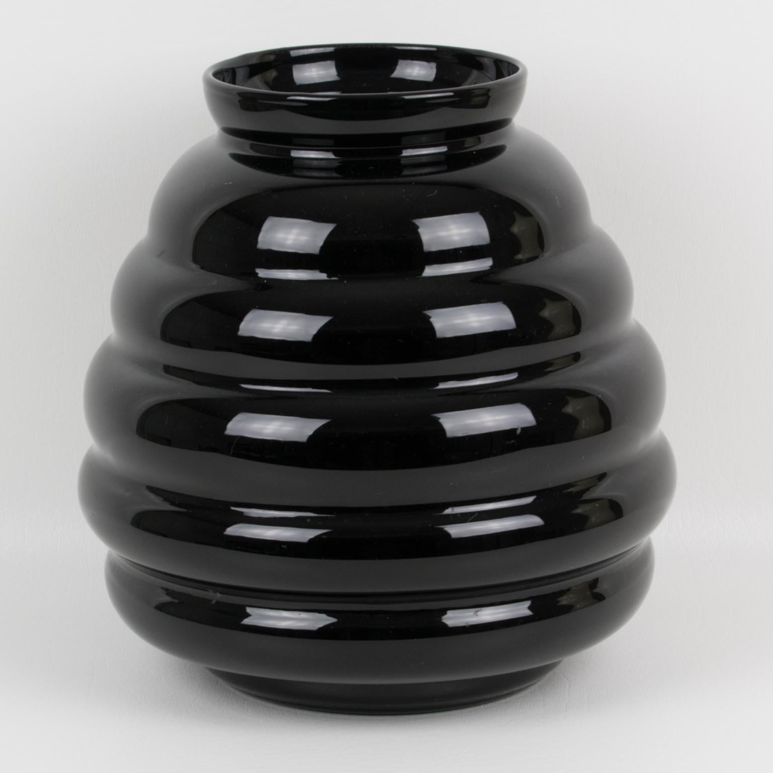 Belga Vaso modernista in vetro opalino nero, 1950 circa in vendita