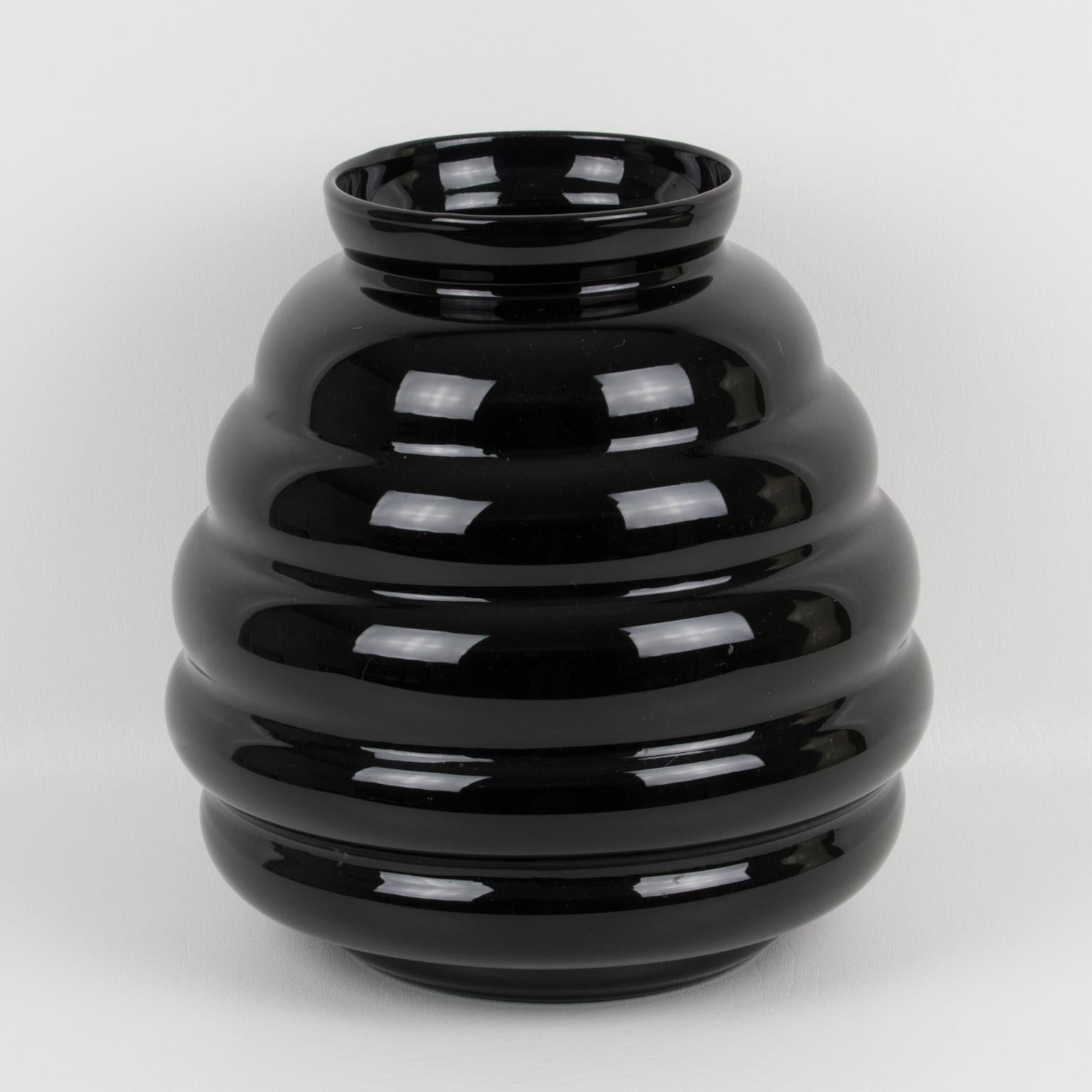Vaso modernista in vetro opalino nero, 1950 circa In condizioni buone in vendita a Atlanta, GA