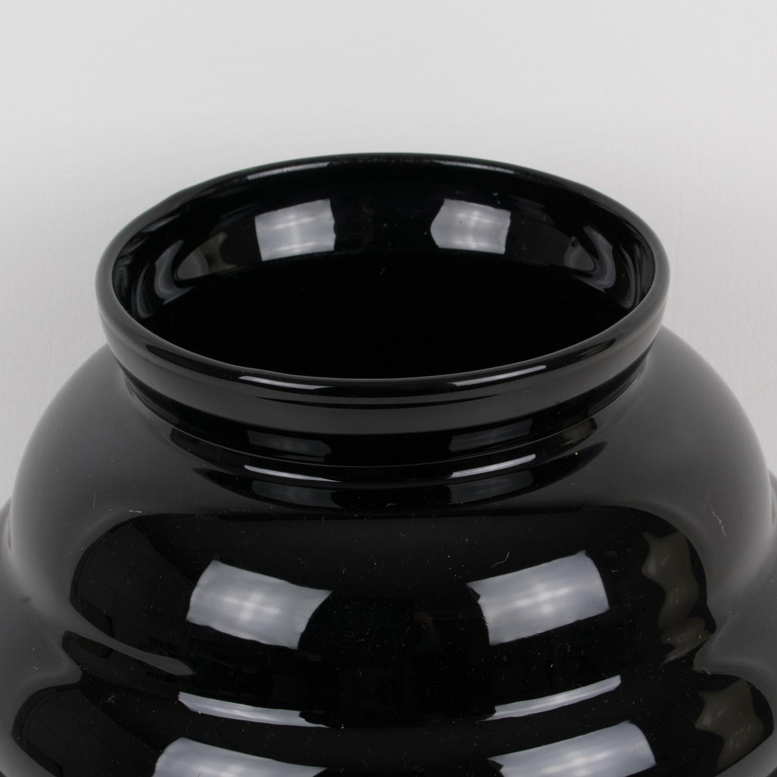 Metà XX secolo Vaso modernista in vetro opalino nero, 1950 circa in vendita