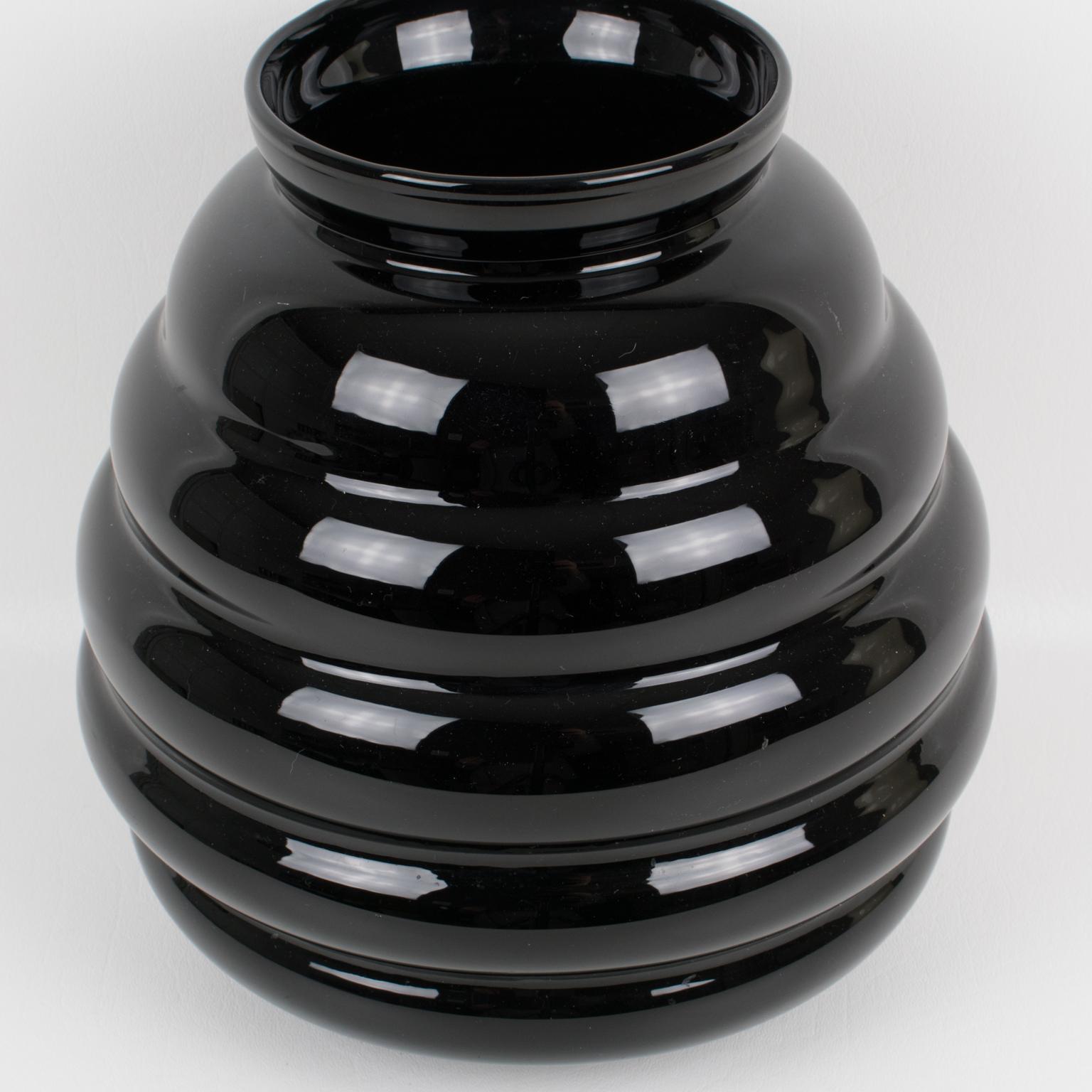 Vetro opalino Vaso modernista in vetro opalino nero, 1950 circa in vendita