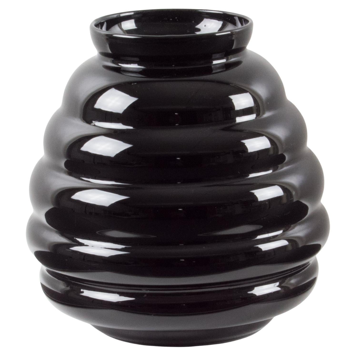 Vase moderniste en verre opalin noir, vers 1950