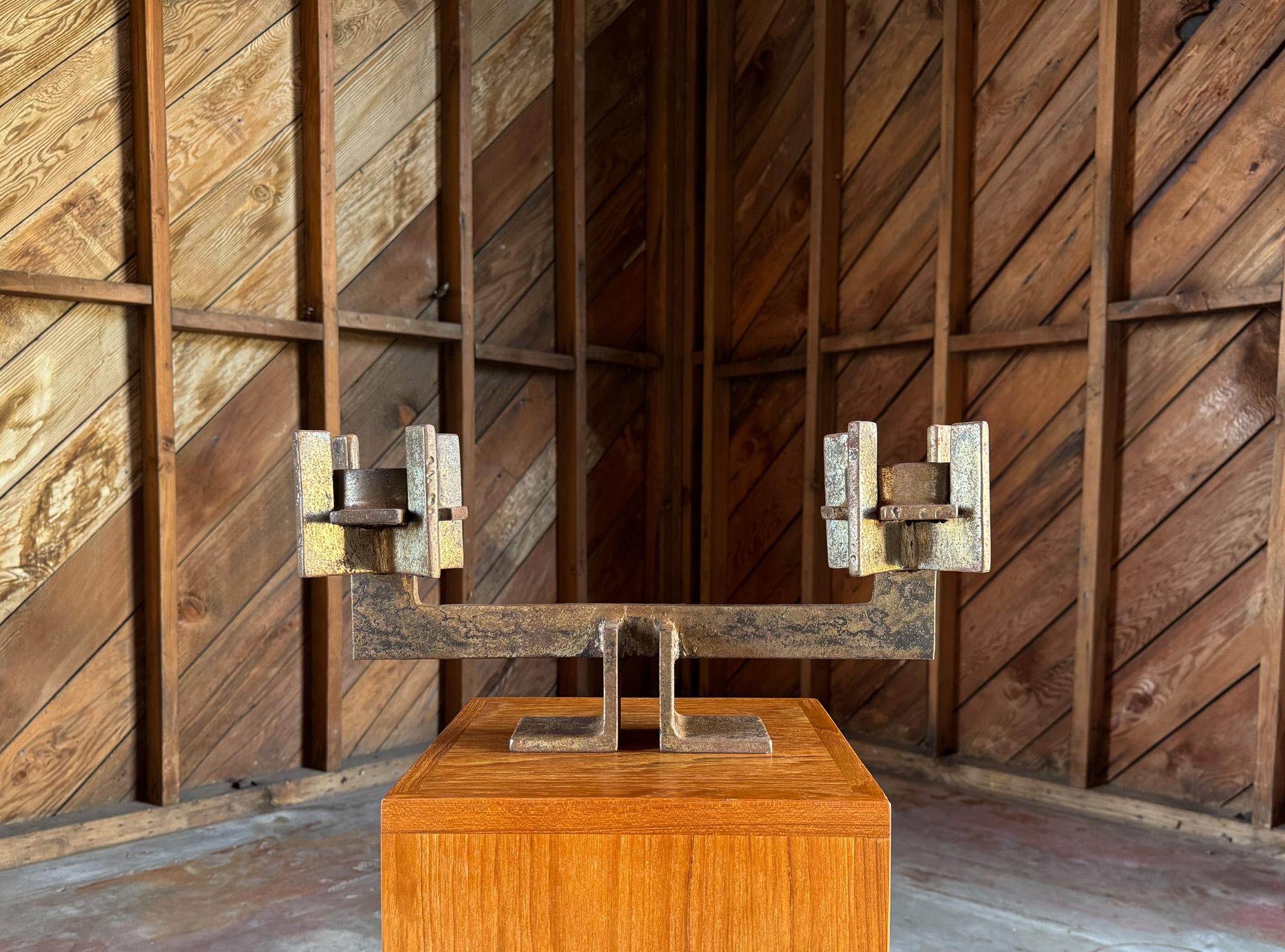 Candelabro modernista in ferro saldato da fabbro, Stati Uniti, 1970 ca. 

(Il piedistallo in legno di teak è da esposizione e non è incluso). 
