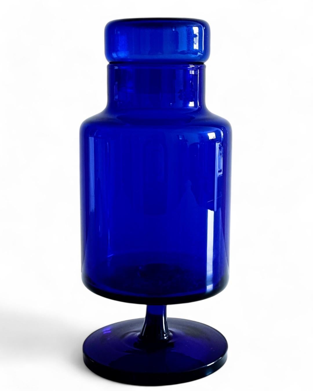 Mid-Century Modern Modernist Blenko by Wayne Husted Cobalt Blue Blown-Glass Urn, USA 1950s