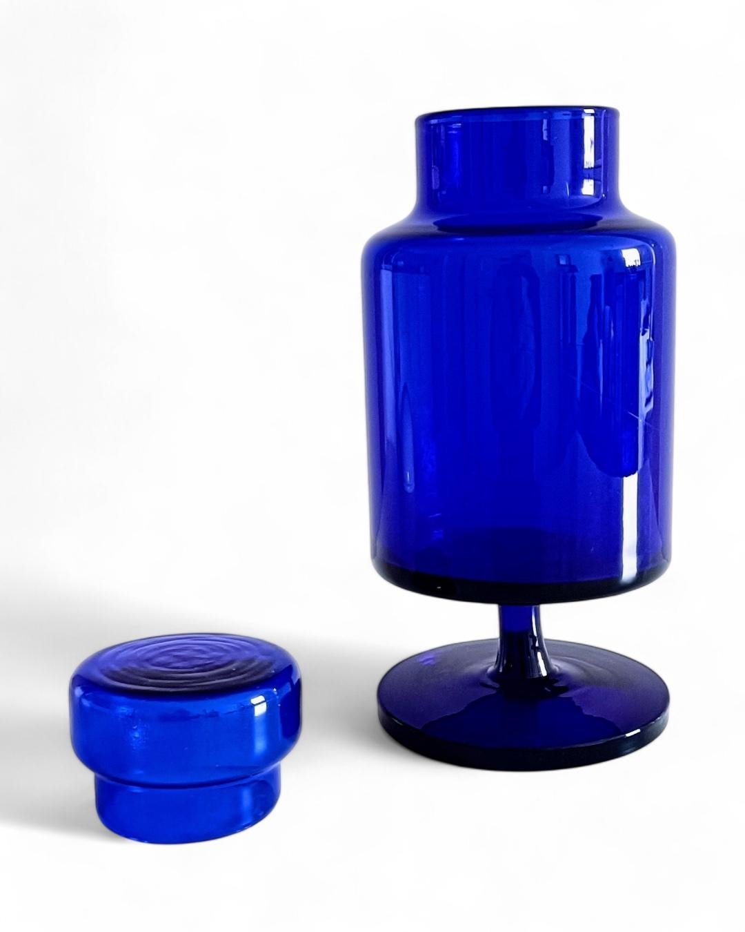 American Modernist Blenko by Wayne Husted Cobalt Blue Blown-Glass Urn, USA 1950s