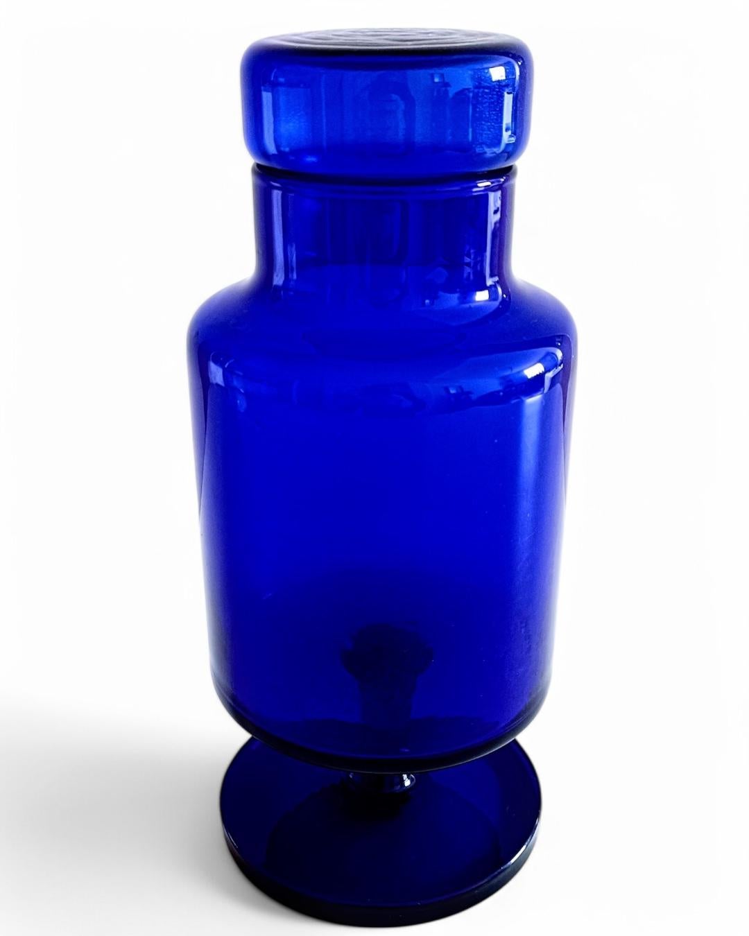 Modernist Blenko by Wayne Husted Cobalt Blue Blown-Glass Urn, USA 1950s In Excellent Condition In Valencia, VC