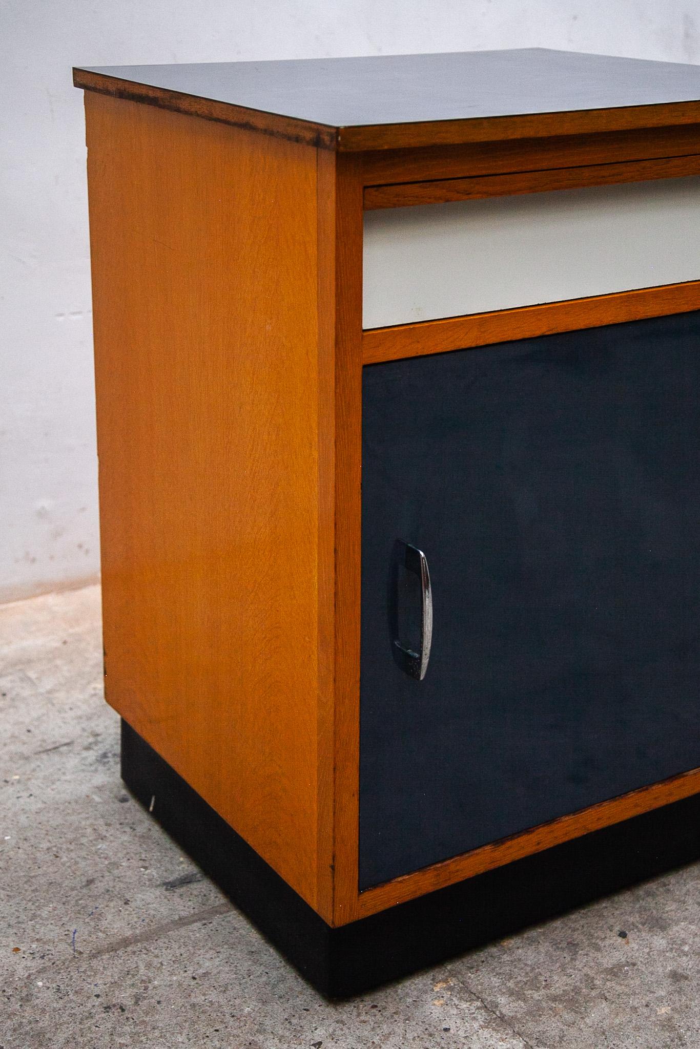 Modernist Blue and White Laminate Fifties Small Sideboard Tubax 1958, Belgium In Good Condition For Sale In Antwerp, BE