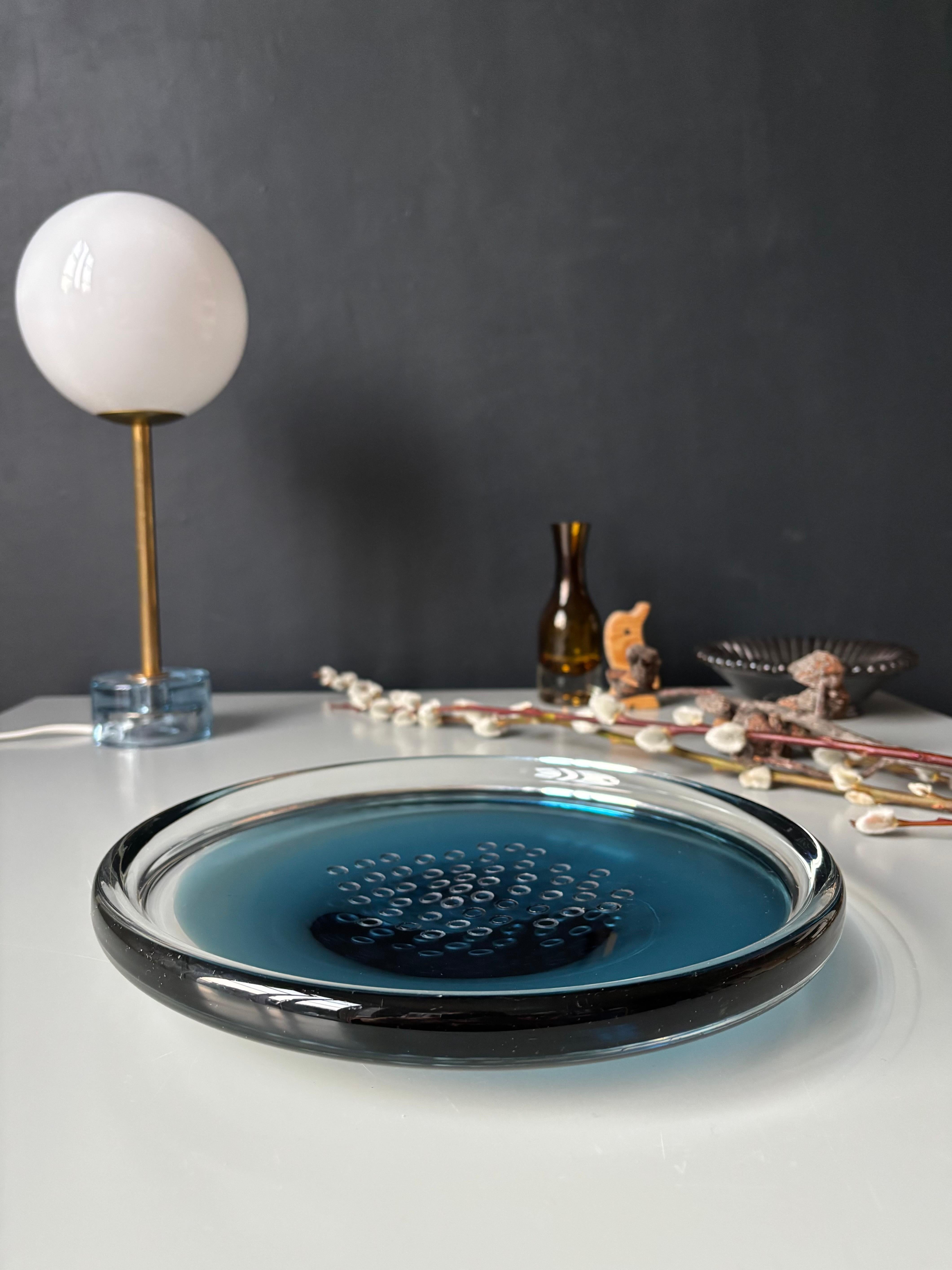 Plato Vide-Poche de cristal azul modernista de los años 60 en venta 1