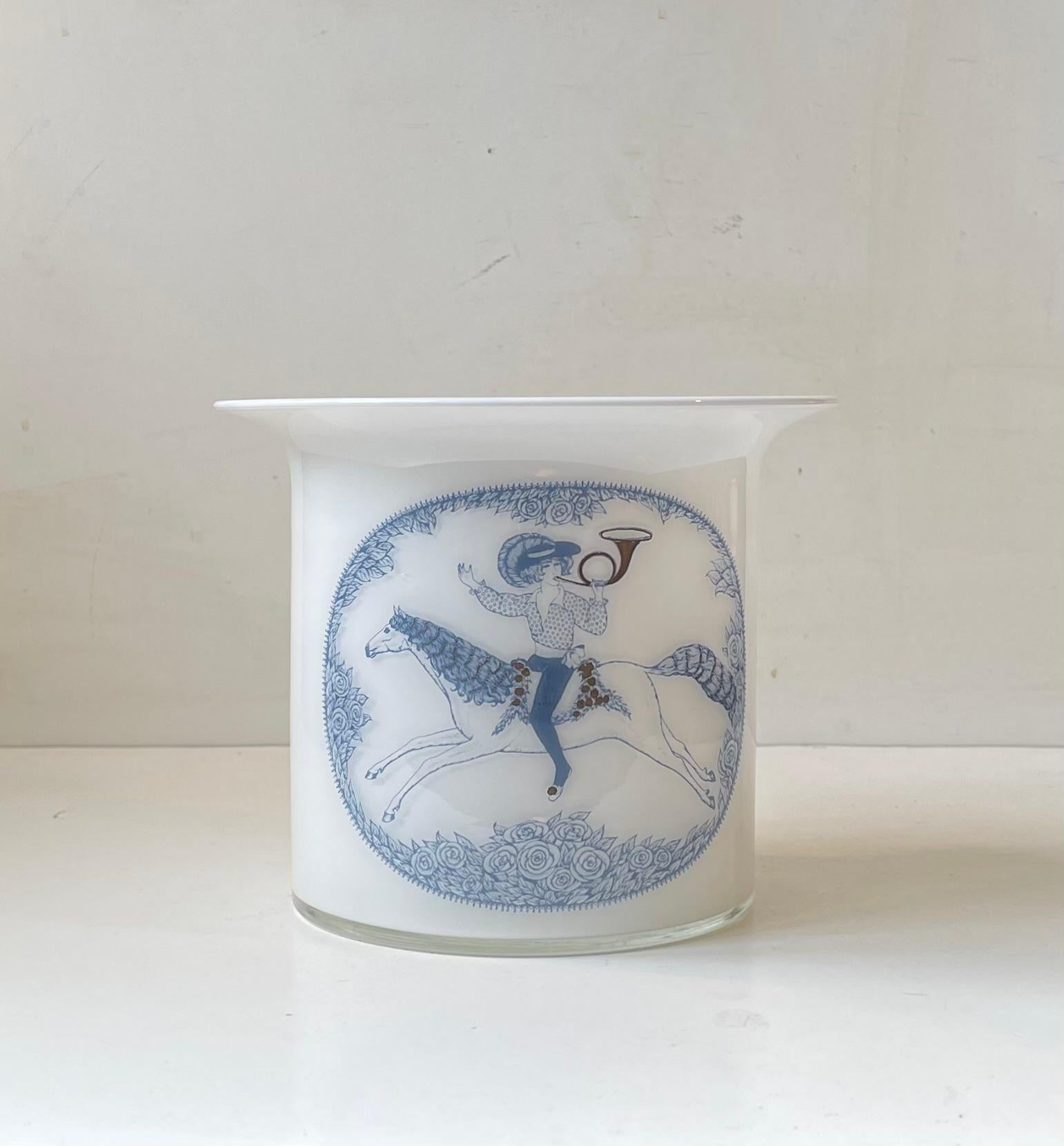 Un élégant cache-pot ou grand vase en forme de chapeau haut de forme en verre opalin blanc. Le verre est conçu par Michael Bang, le décor par Ole Winther et il a été fabriqué pour une durée limitée dans les années 1970 par Holmegaard au Danemark.
