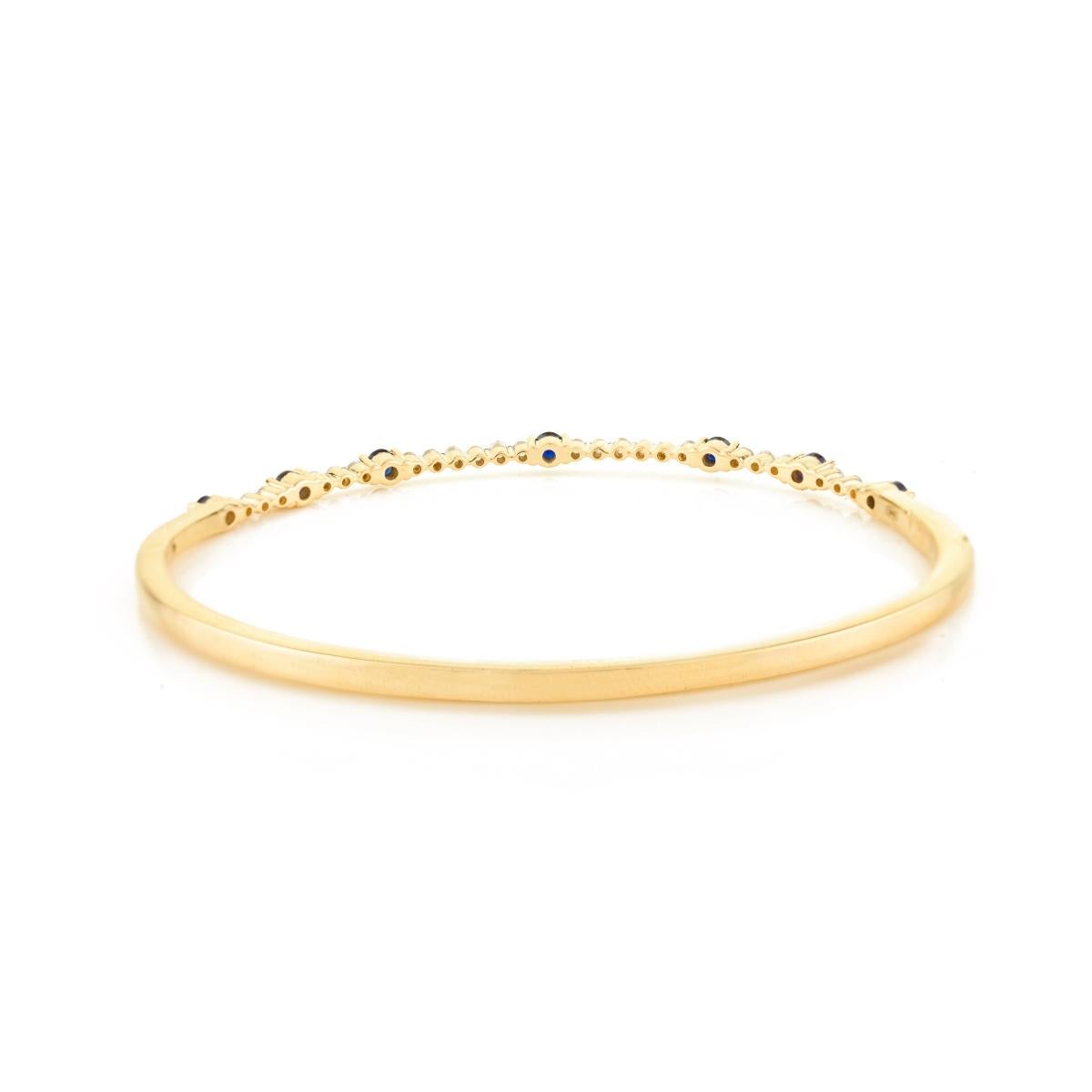 Taille ronde Bracelet jonc moderniste pour mère en or jaune 14 carats, saphir bleu et diamant en vente