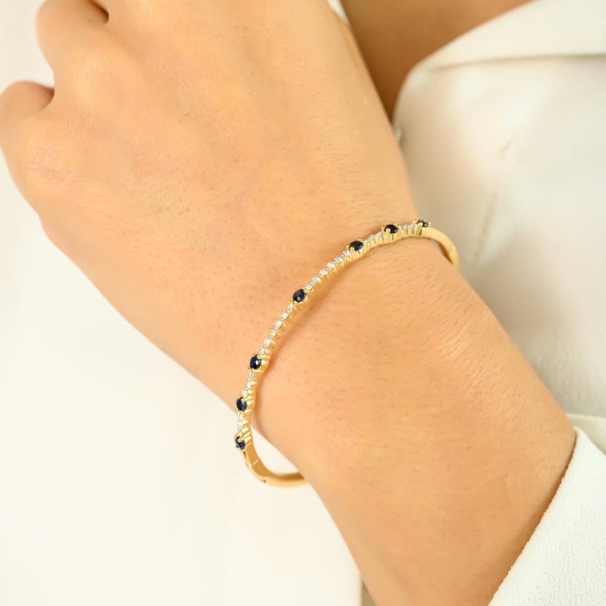 Bracelet jonc moderniste pour mère en or jaune 14 carats, saphir bleu et diamant Neuf - En vente à New York, NY