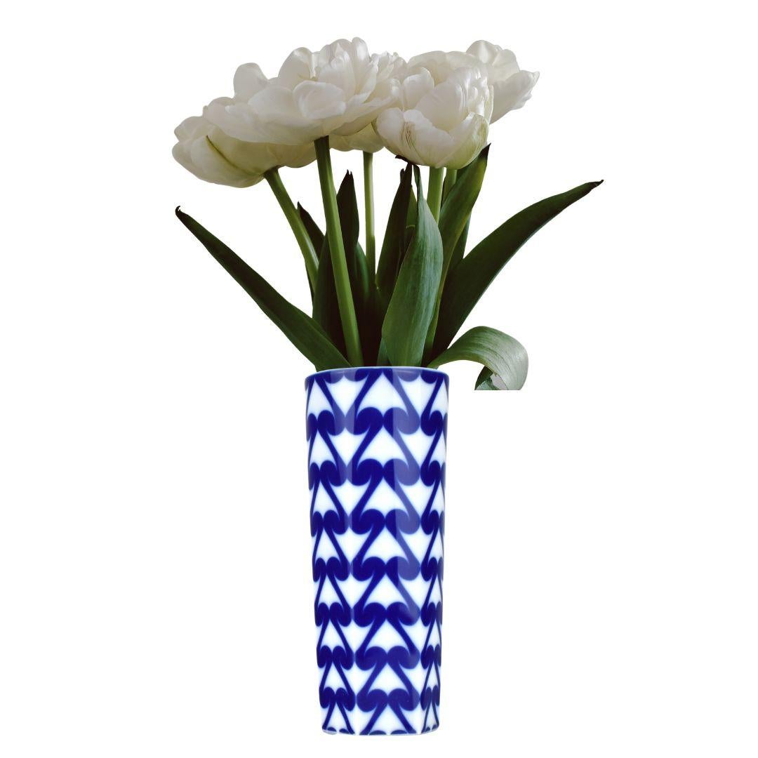 Ce vase blanc Rosenthal Studio-Line est orné d'un motif organique bleu en forme de vague. Le vase a une base hexagonale qui s'ouvre sur un sommet rond. Le designer est inconnu, mais la pièce daterait des années 1960.

Le vase est fabriqué en