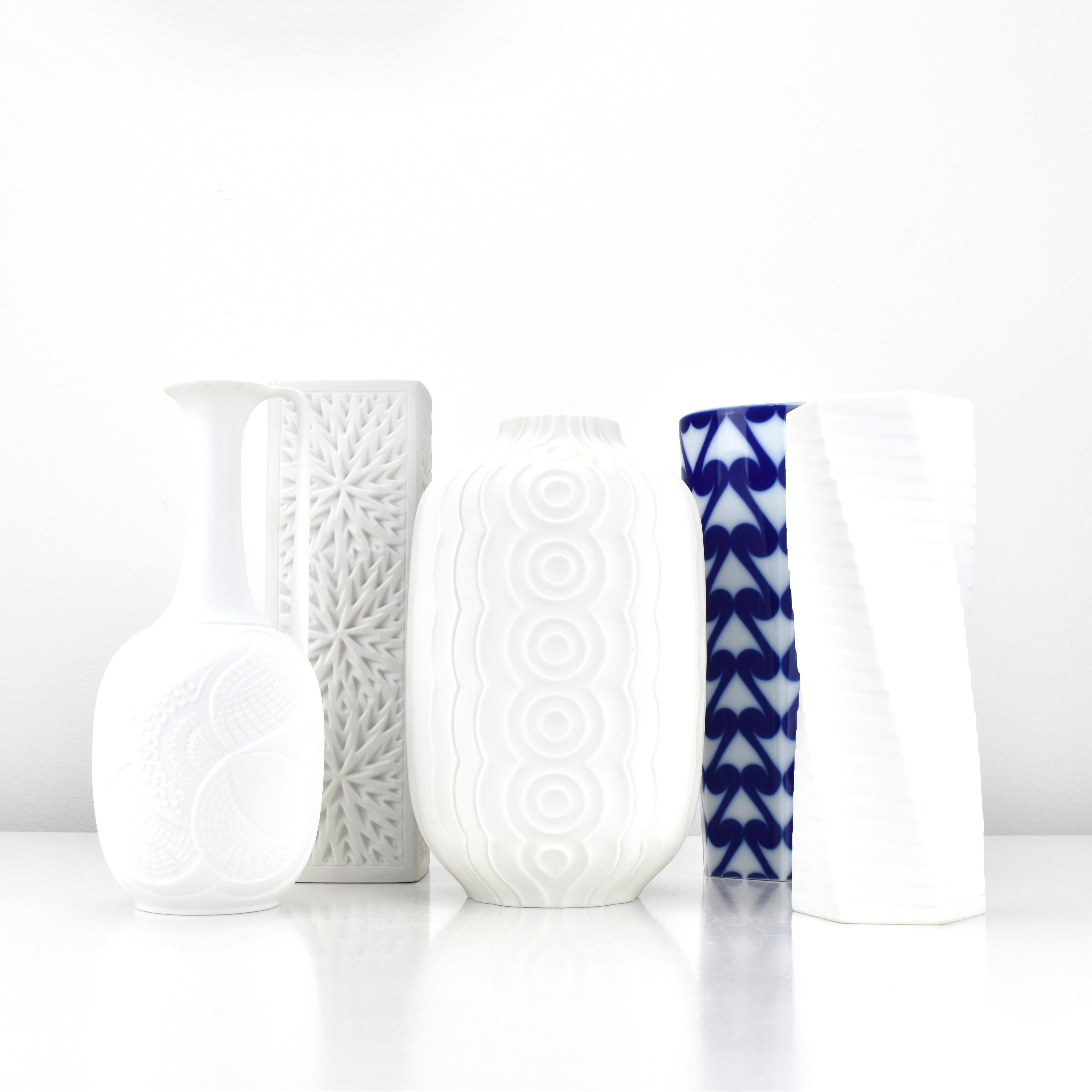 20ième siècle Vase moderniste bleu et blanc de Rosenthal Studio Line Allemagne en vente