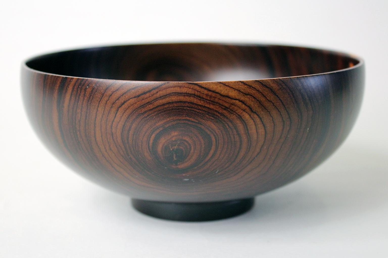 Excellent carved bowl by California Design artist, Bob Stocksdale. Signed on the bottom by the artist. Made from California Cocobolo woof from Mexico. Great design and form. The color and grain of the wood is second to none. In excellent shape.