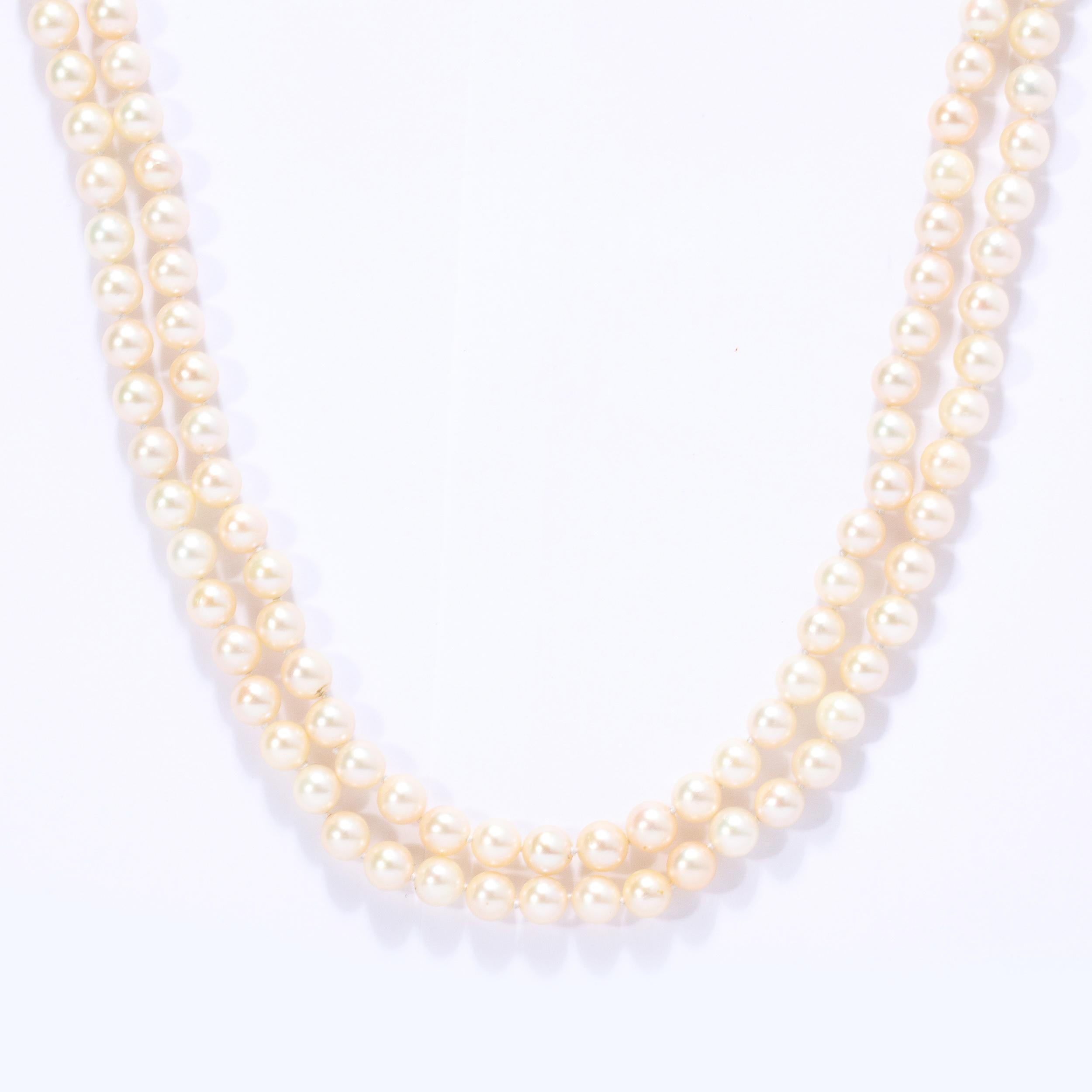 Collana modernista di perle a doppio supporto con fermagli in lapis, oro e diamanti In condizioni ottime in vendita a New York, NY