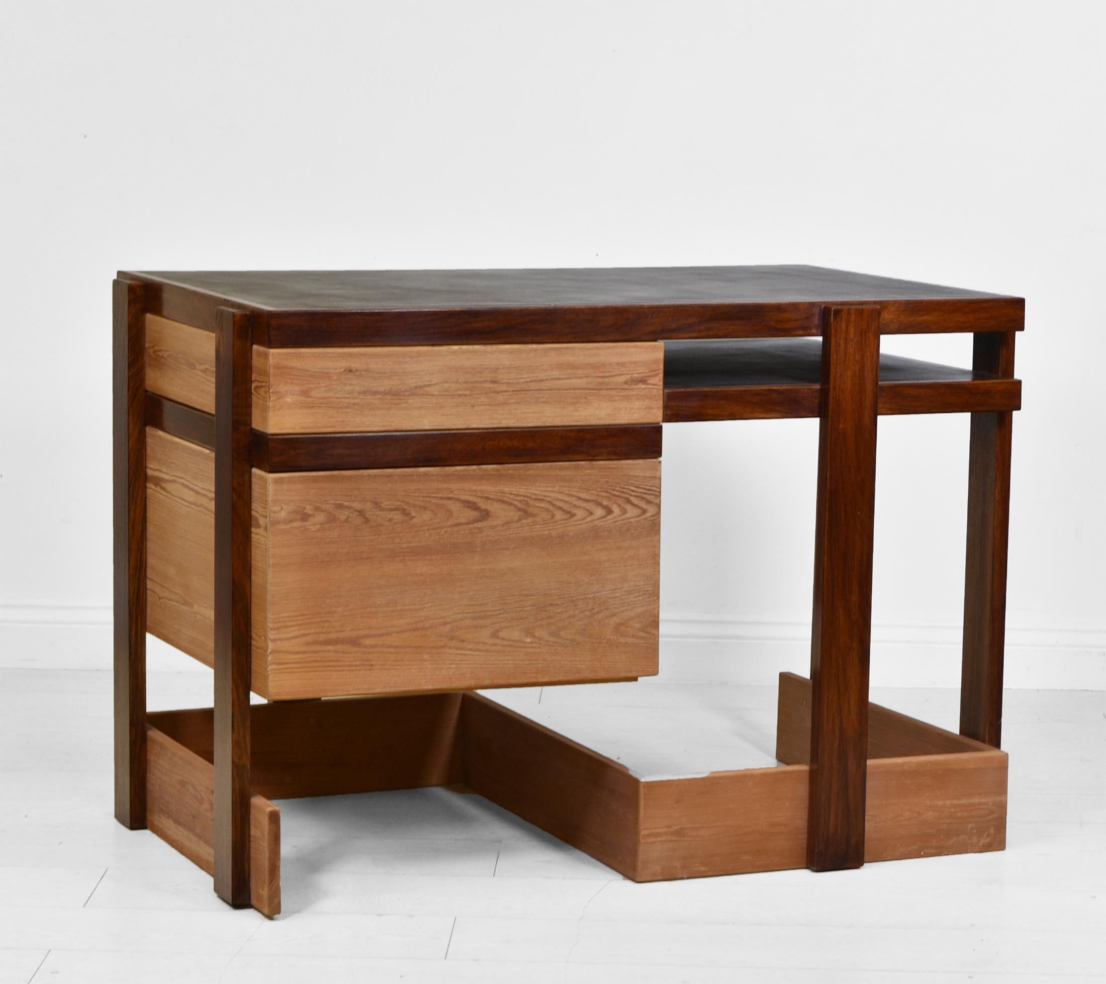 Ein englischer Schreibtisch im modernistischen Stil aus massivem Bombay-Palisander und geschrubbtem Kiefernholz sowie ein Stuhl aus Palisander und Leder, hergestellt von George Sneed. Ca. 1978.

Der Schreibtisch wird mit einer wunderbaren