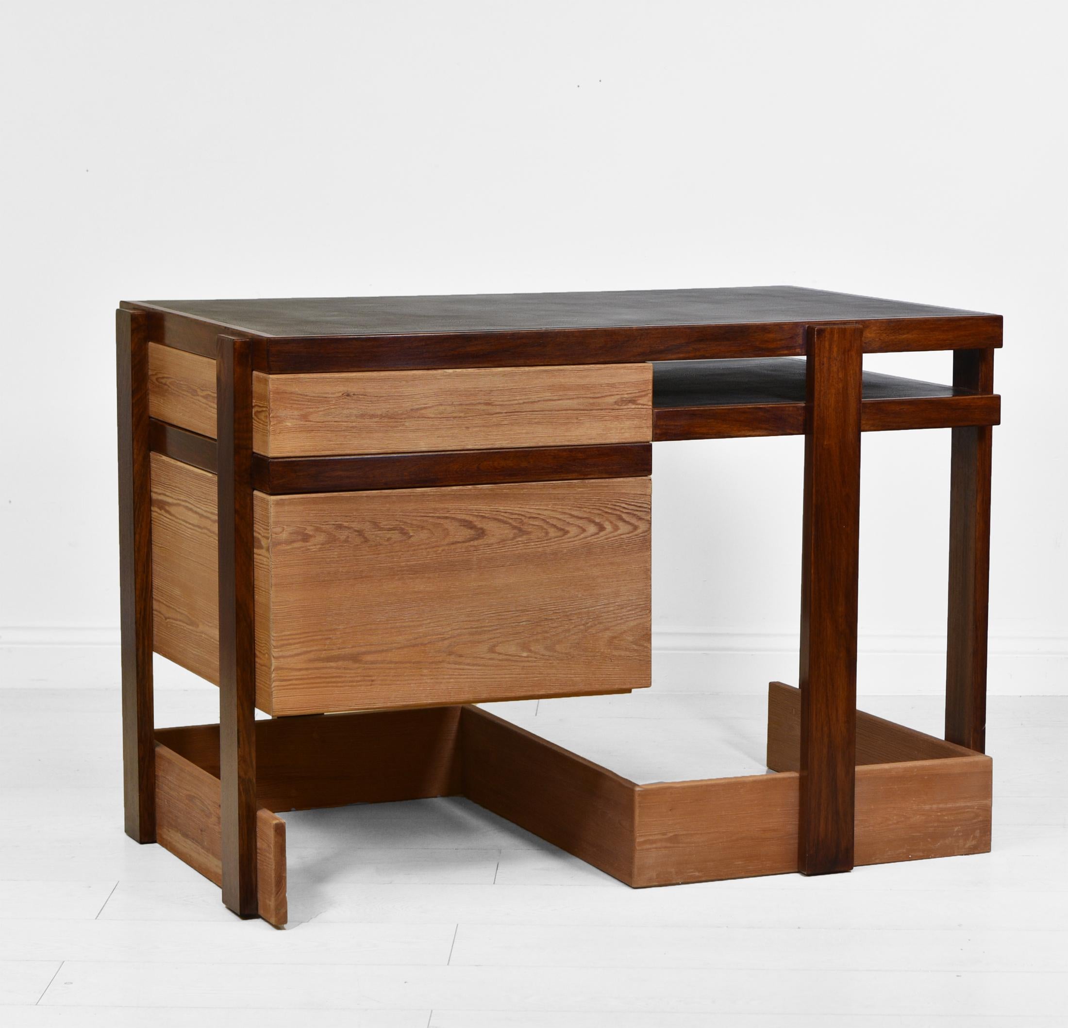 Modernistischer Bombay-Schreibtisch aus Rosenholz und Kiefernholz + Stuhl von George Sneed, ca. 1970er Jahre (Ende des 20. Jahrhunderts) im Angebot
