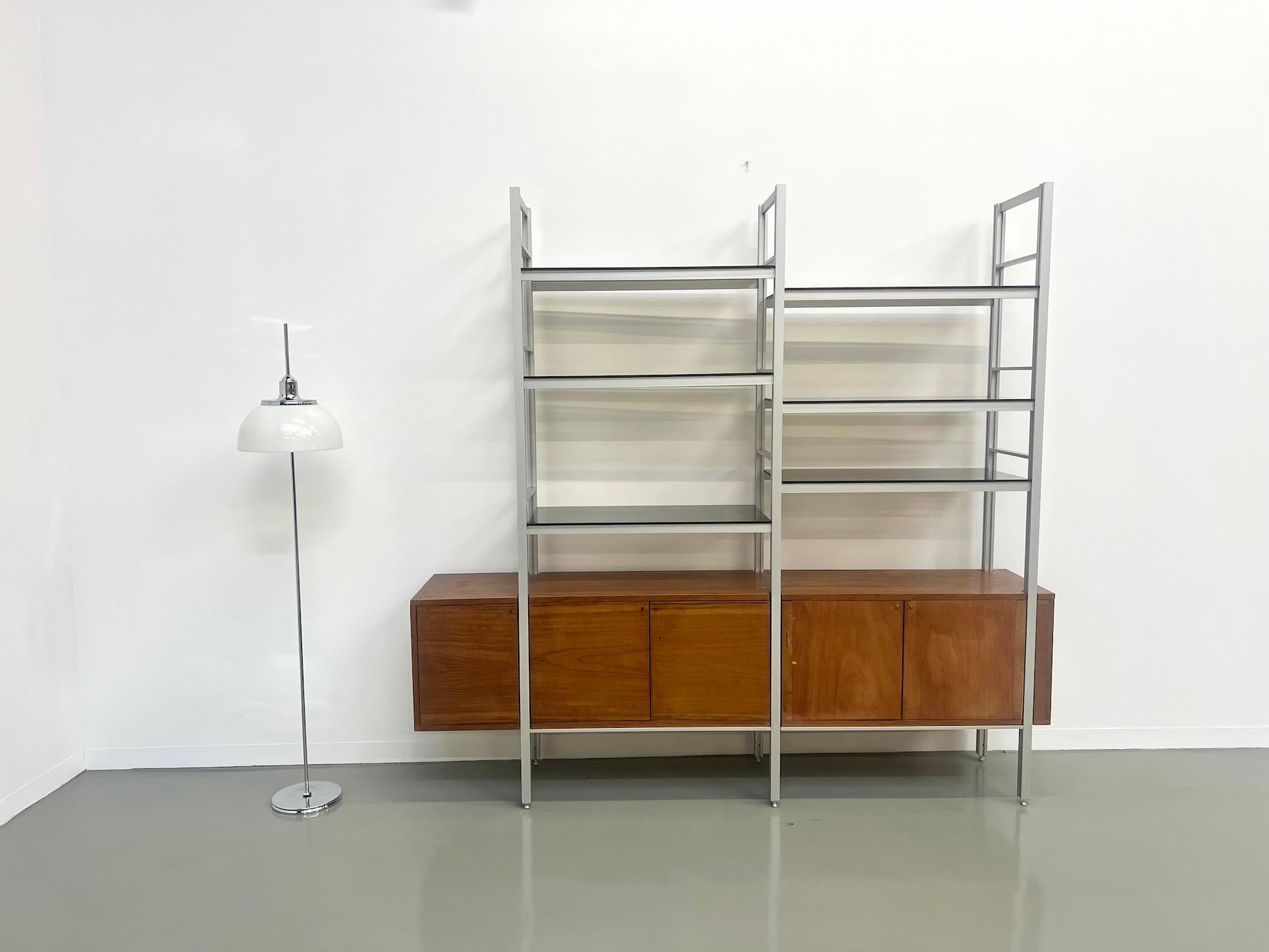 In the spirit of Georges Nelson for Herman Miller, this bookcase sideboard is the fruit of the ingenuity of a French craftsman from the 80s. Made up of adjustable vertical and horizontal aluminum uprights, smoked glass shelves and a piece of