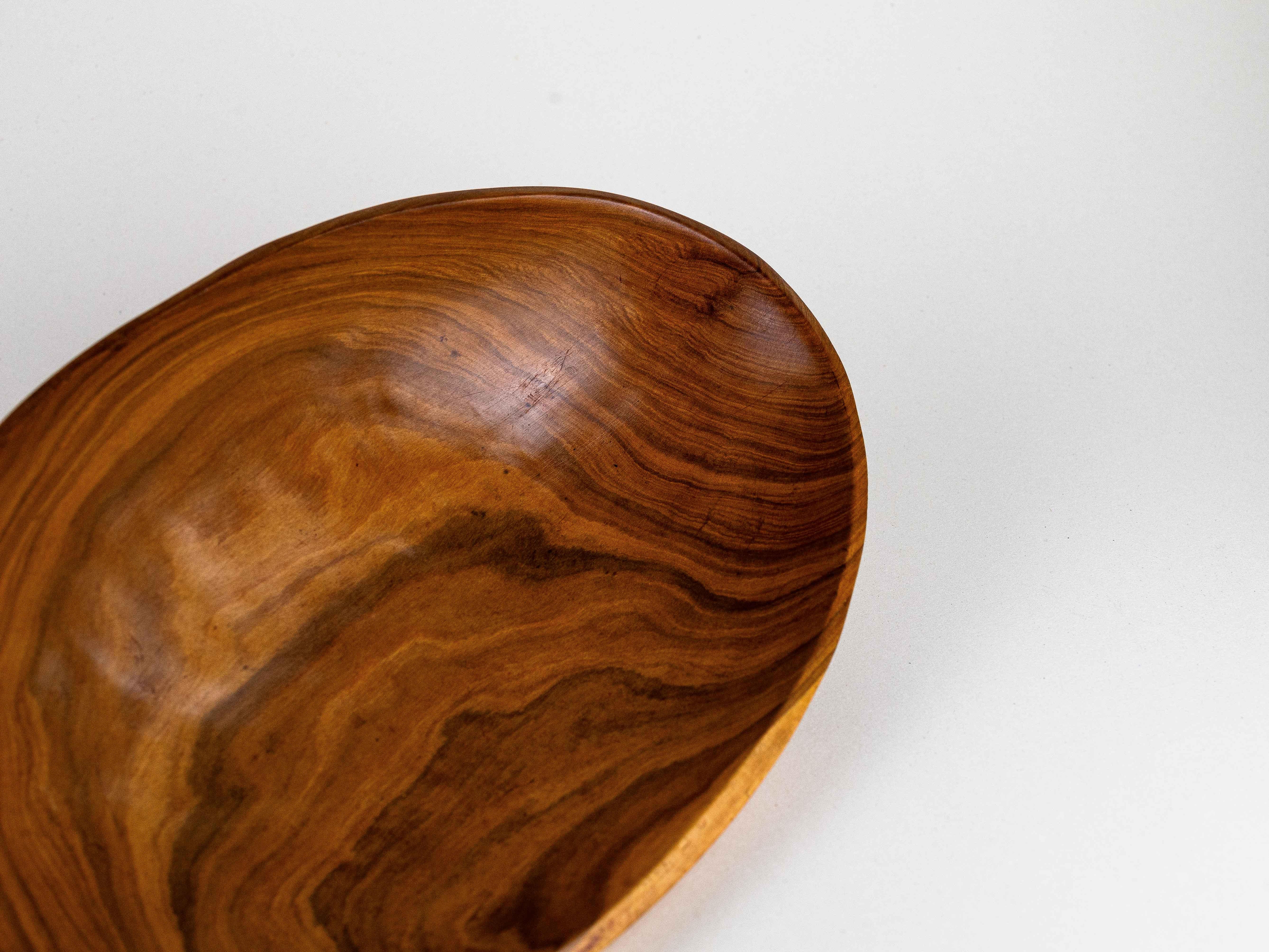 Cuenco modernista en madera de olivo, Francia Años 60 en venta 3