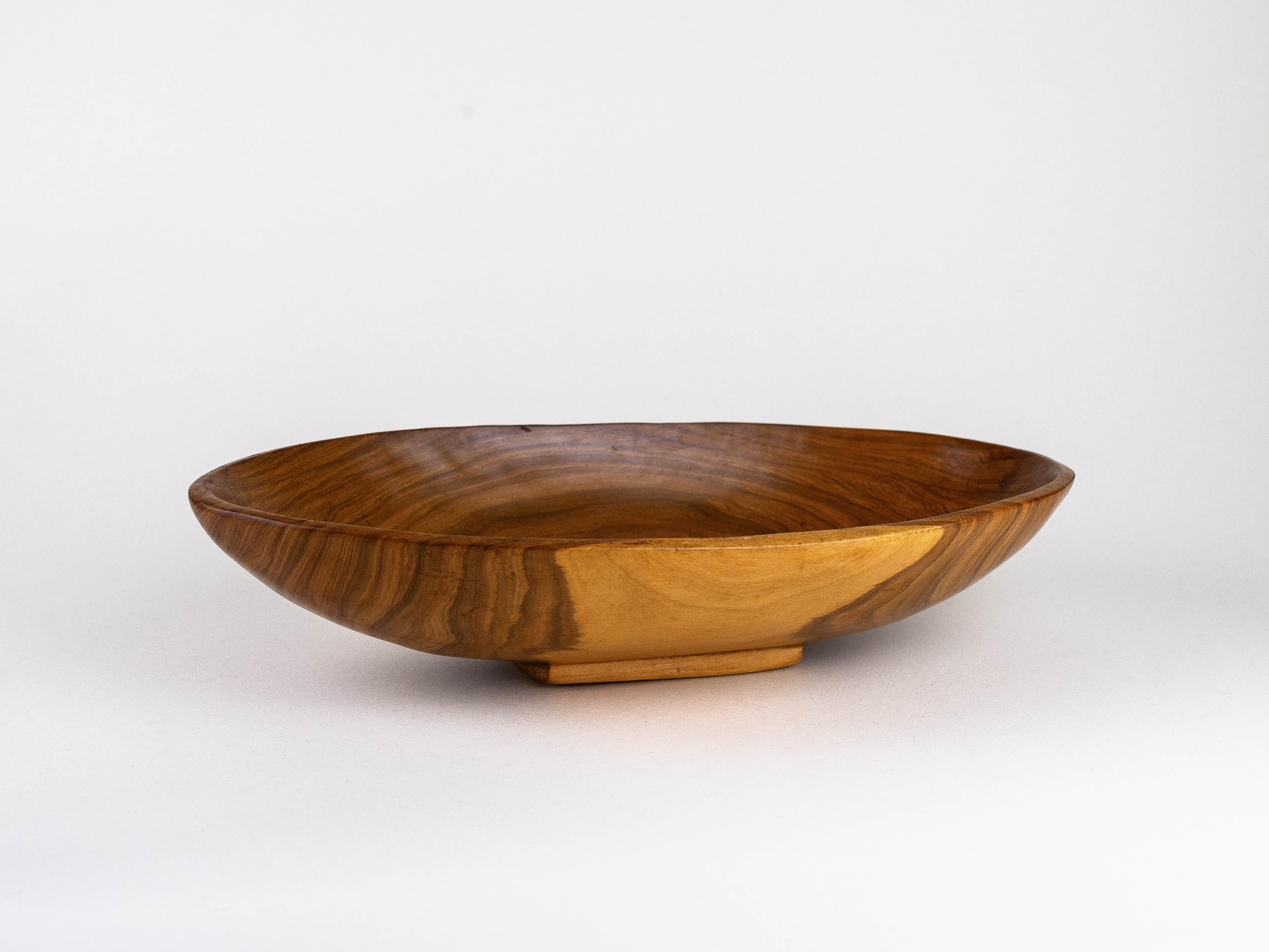 Cuenco modernista en madera de olivo, Francia Años 60

Elaborado a partir de una sola pieza de madera de olivo, que muestra sus sorprendentes veteados naturales. 

Hermoso diseño que resalta las variaciones de color naturales de la madera,