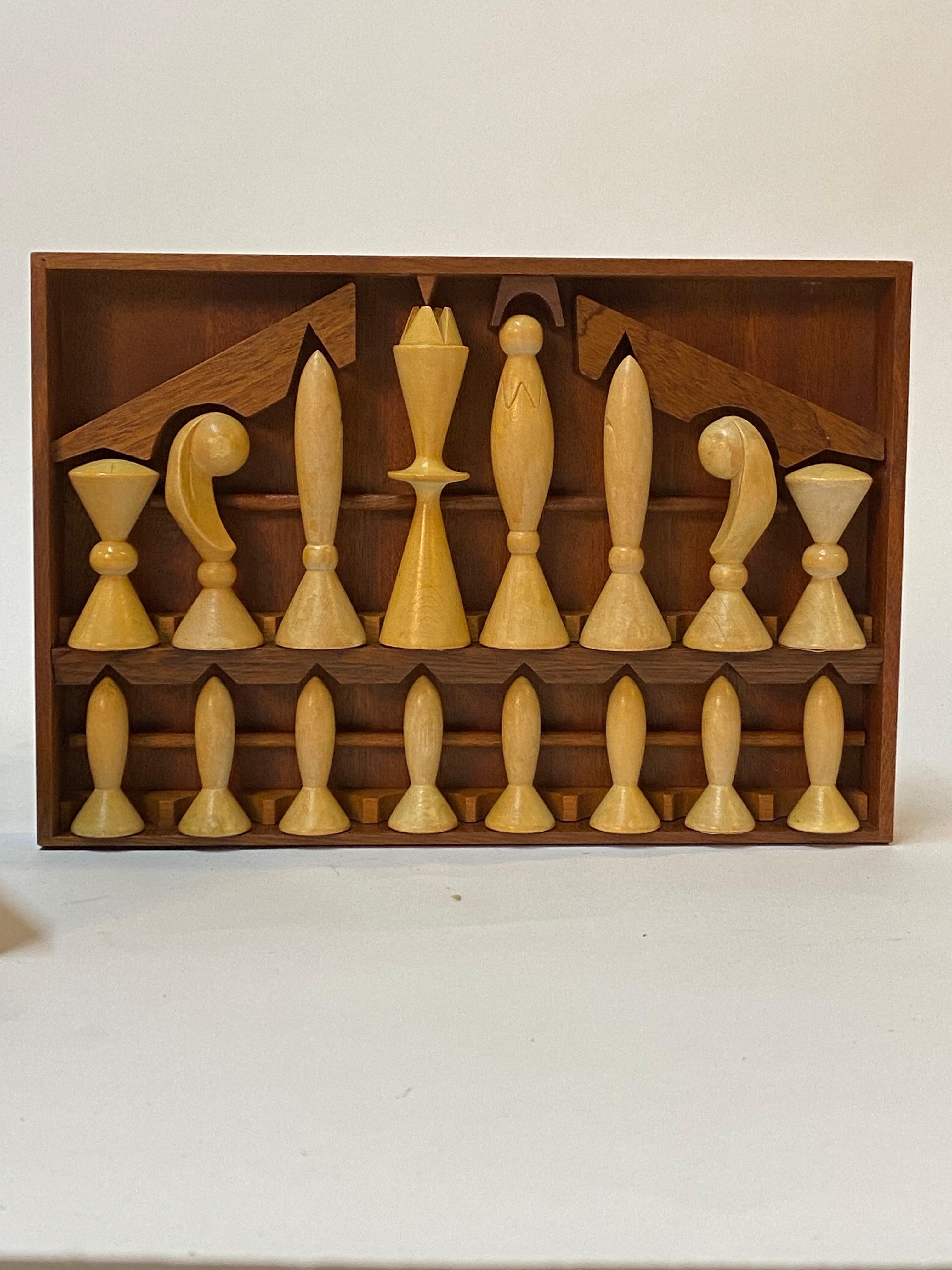 Pièces d'échecs modernistes en bois dans un coffret en vente 1