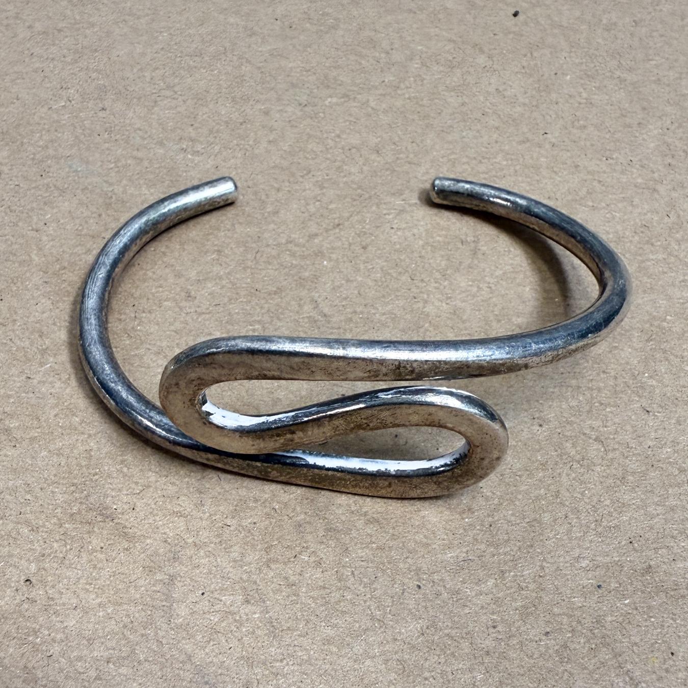 Modernist Armband Sterling Silber Manschette Abstrakt Wirbel Taxco Mexiko
2,69 B x 1,88 H x 0,88 T
Gestempelt A. L. Eagle Marke #2 Mexiko
Original gebrauchter Vintage-Zustand
Siehe mitgelieferte Bilder