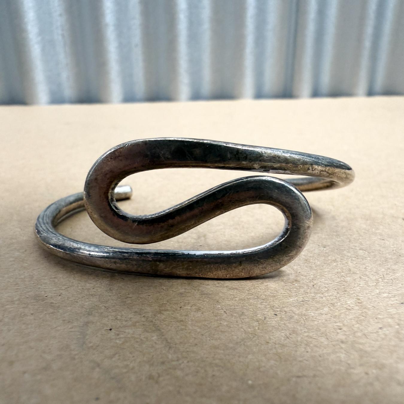 Modernist Armband Sterling Silber Manschette Abstrakt Wirbel Taxco Mexiko (Moderne der Mitte des Jahrhunderts) im Angebot