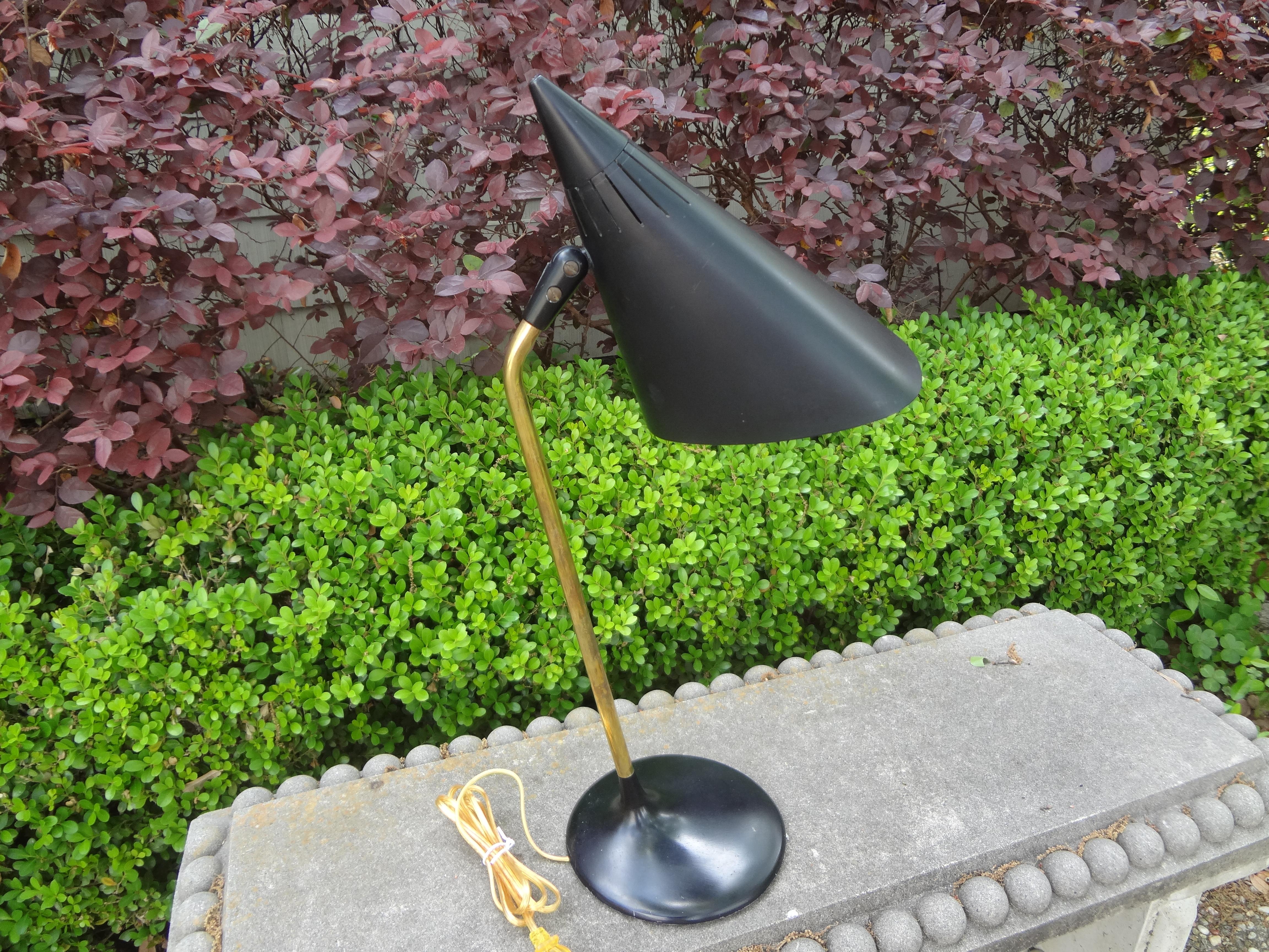 Modernistische Messing-Schreibtischlampe mit kegelförmigem Schirm im Angebot 4