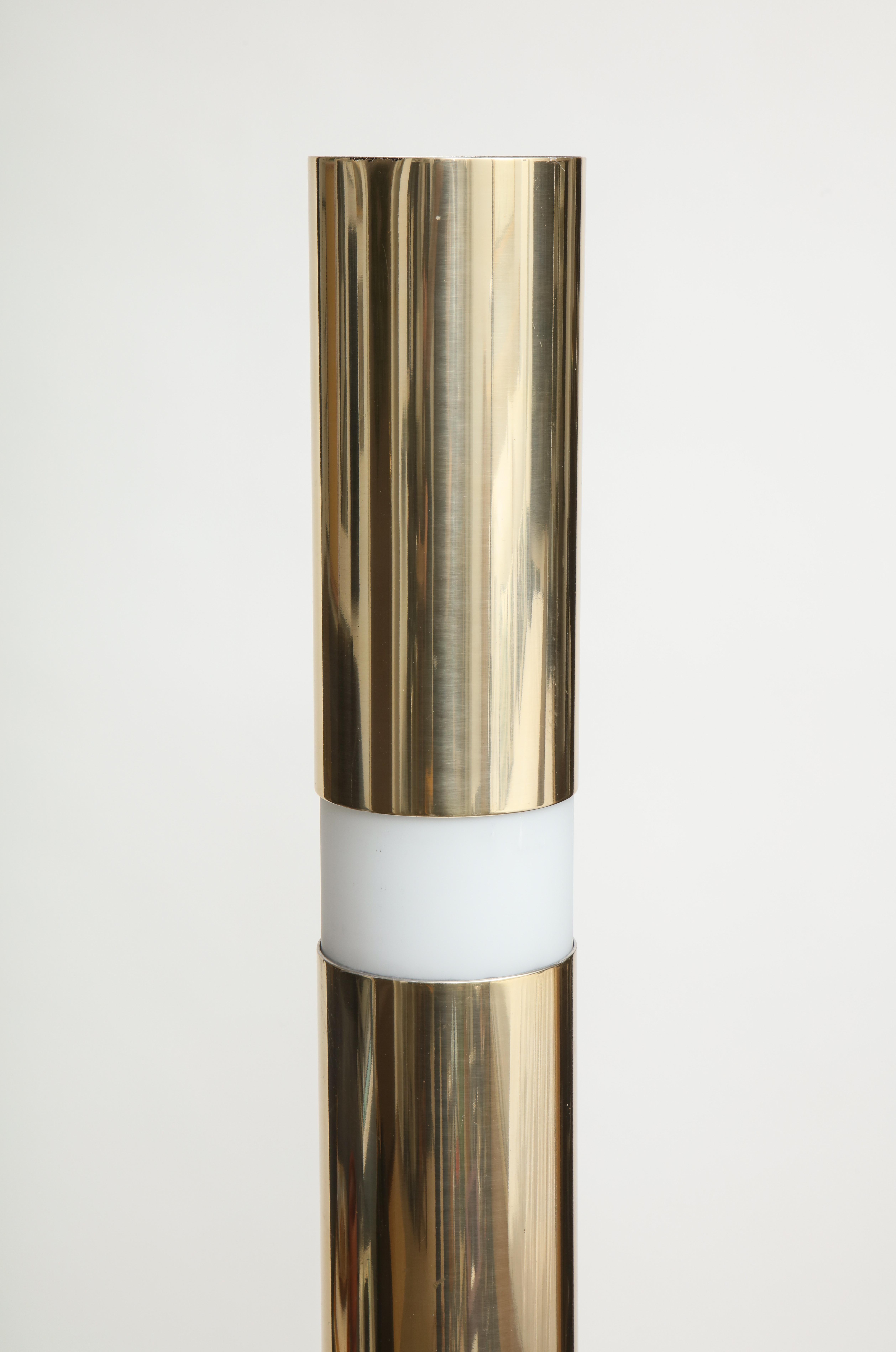 Poli Lampadaire cylindrique moderniste en laiton et verre buriné en vente