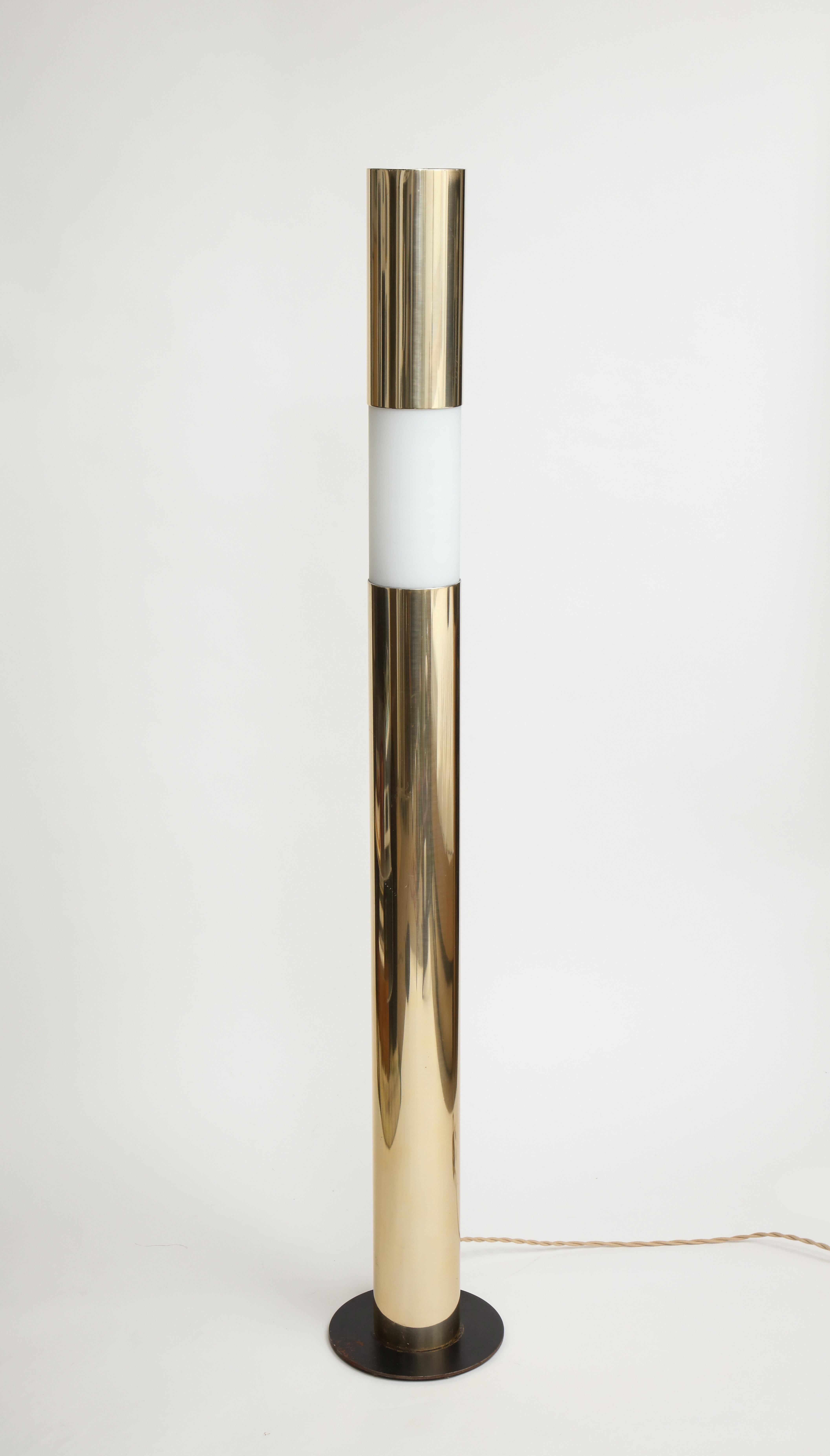 Acier Lampadaire cylindrique moderniste en laiton et verre buriné en vente