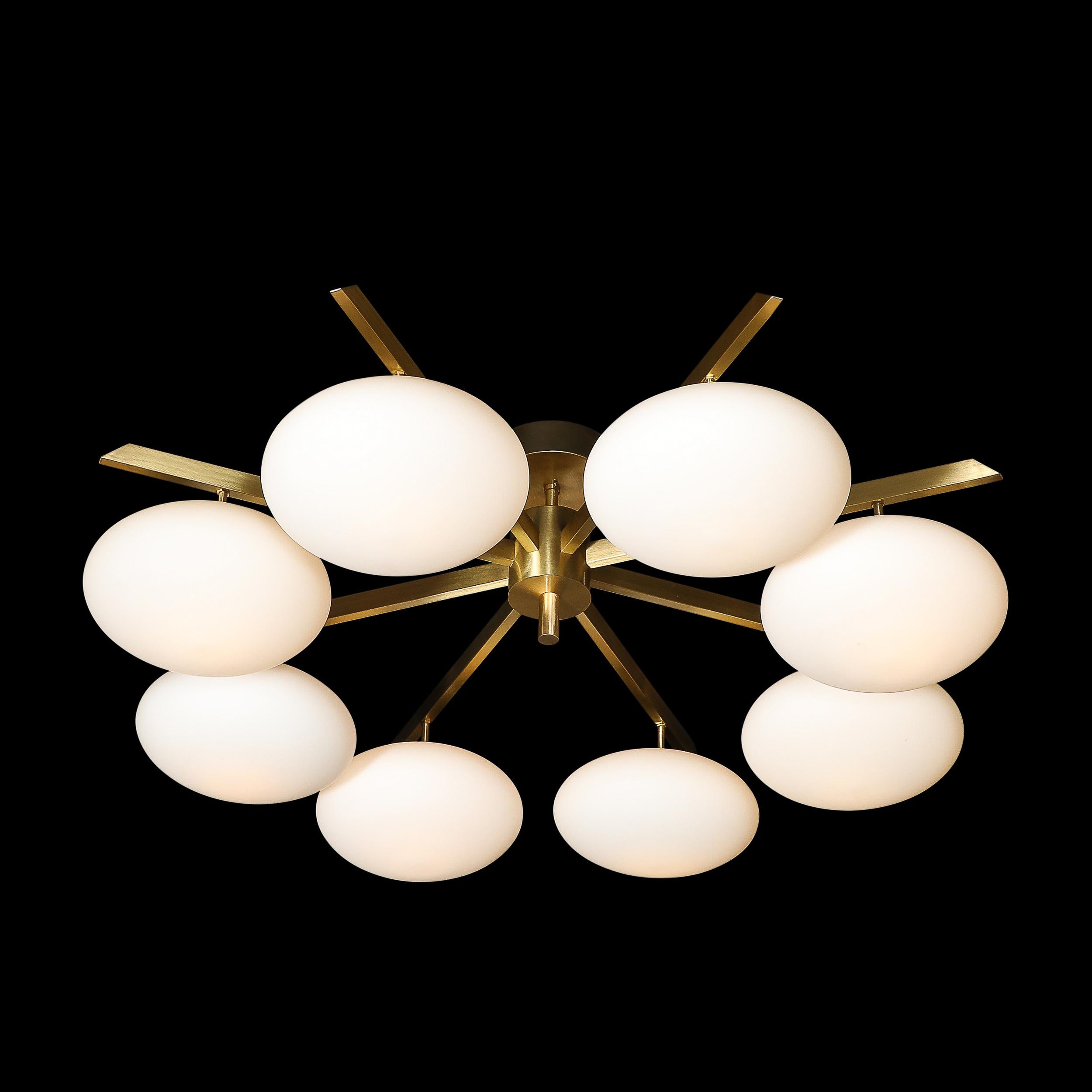 Cet étonnant lustre globe moderne à huit branches, fabriqué à la manière d'Arredoluce, provient d'Italie au cours du 21e siècle. Inspirée des designs emblématiques d'Angelo Lelli, cette pièce illustre l'élégance contemporaine et l'artisanat