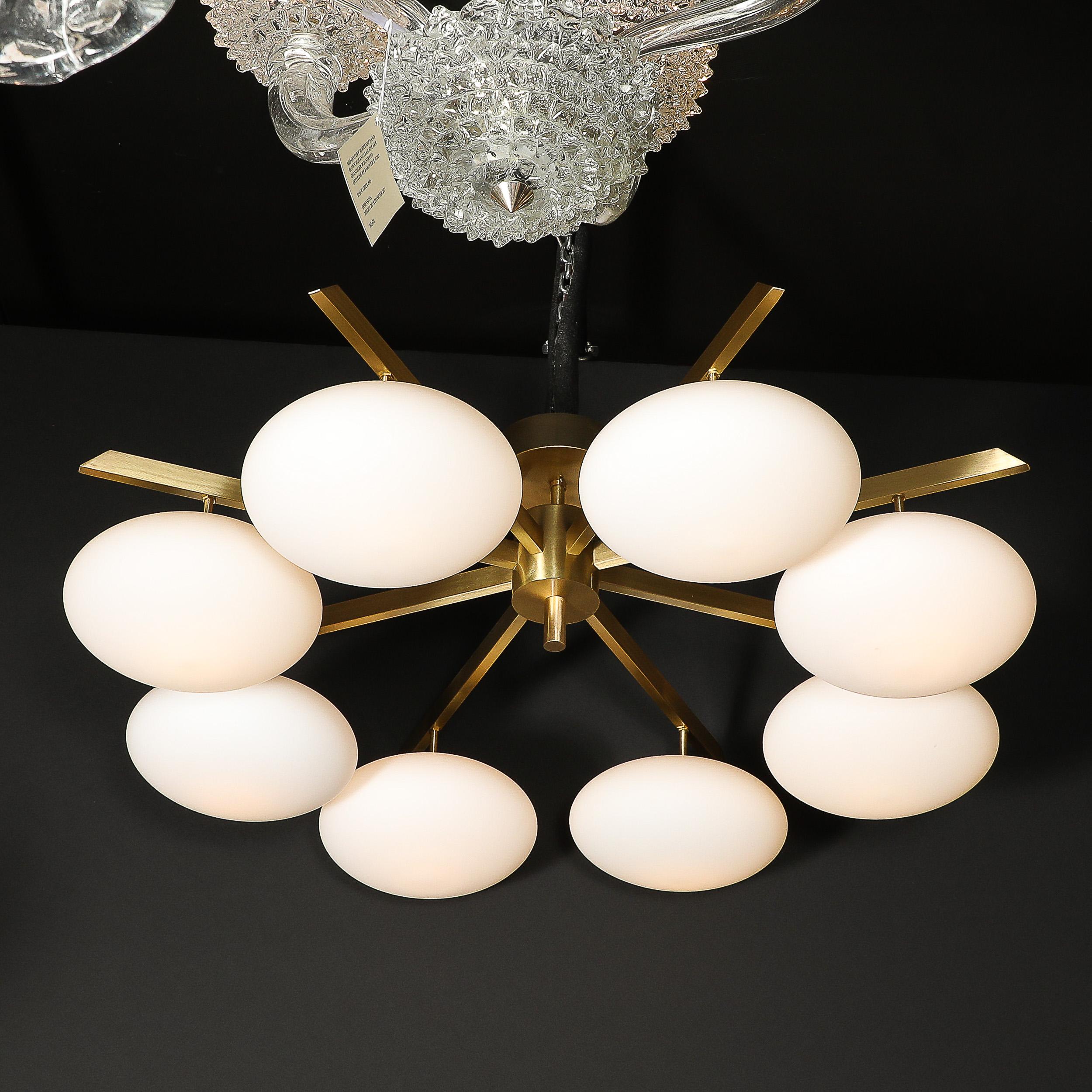 Lustre moderniste à 8 bras en laiton et verre dépoli, à la manière d'Arredoluce Excellent état - En vente à New York, NY