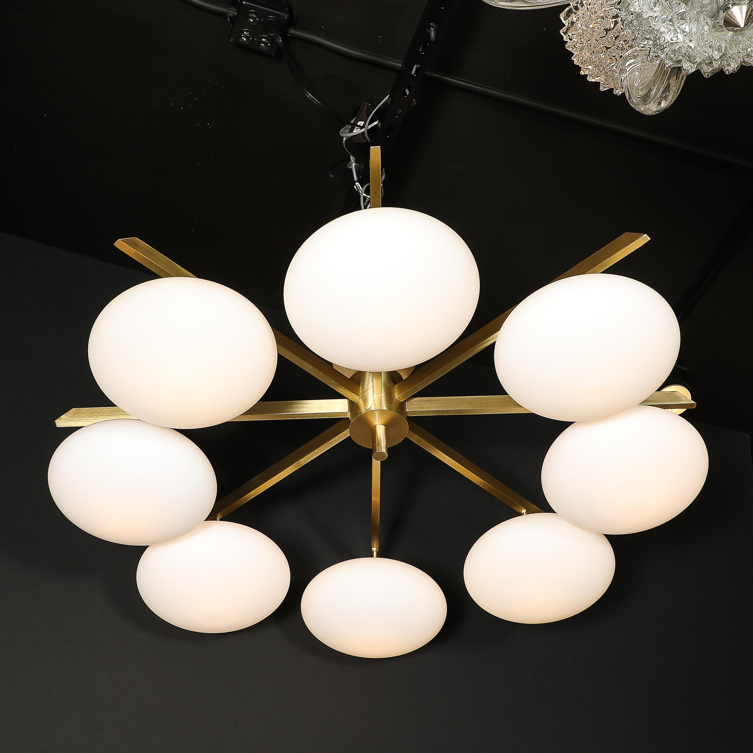 XXIe siècle et contemporain Lustre moderniste à 8 bras en laiton et verre dépoli, à la manière d'Arredoluce en vente