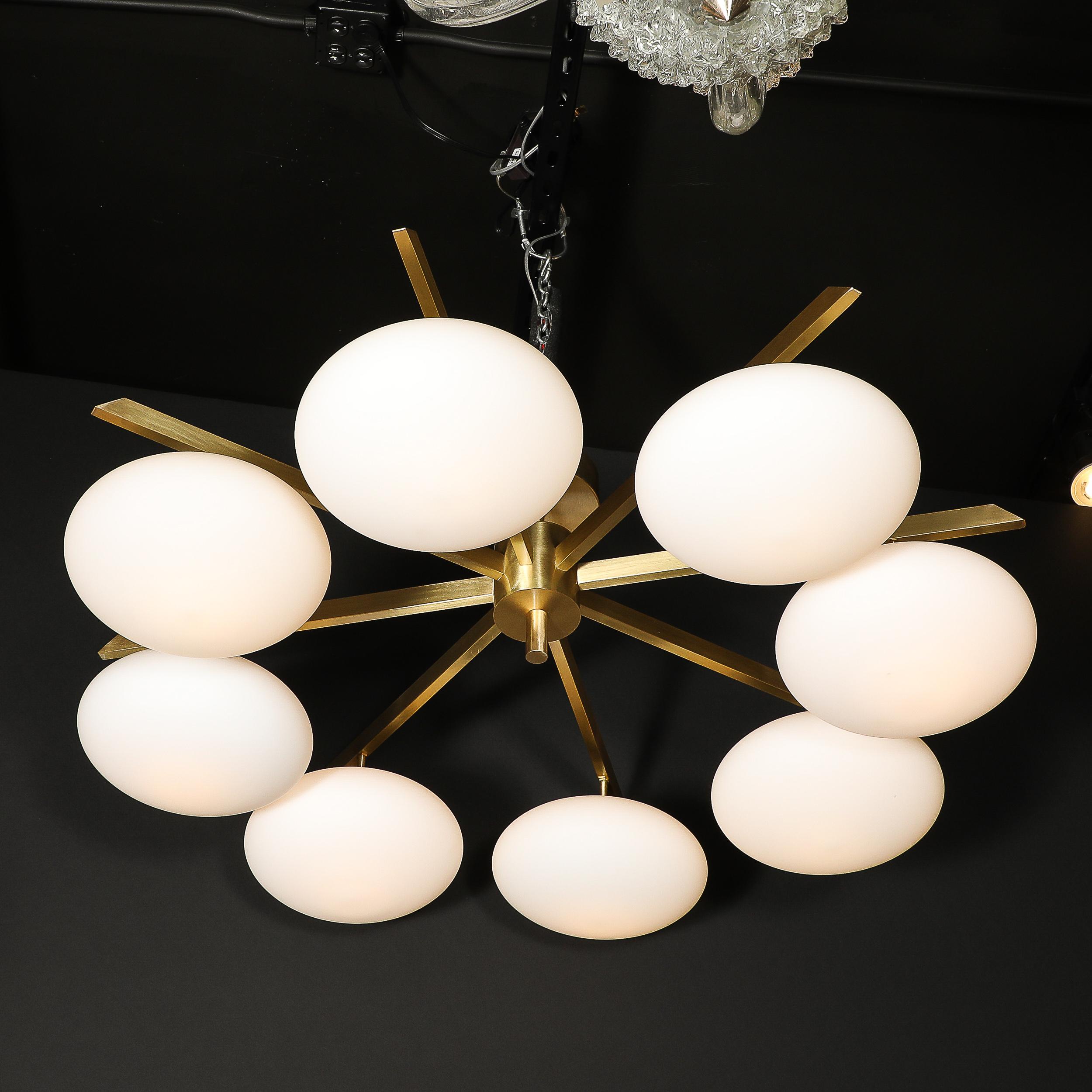 Laiton Lustre moderniste à 8 bras en laiton et verre dépoli, à la manière d'Arredoluce en vente