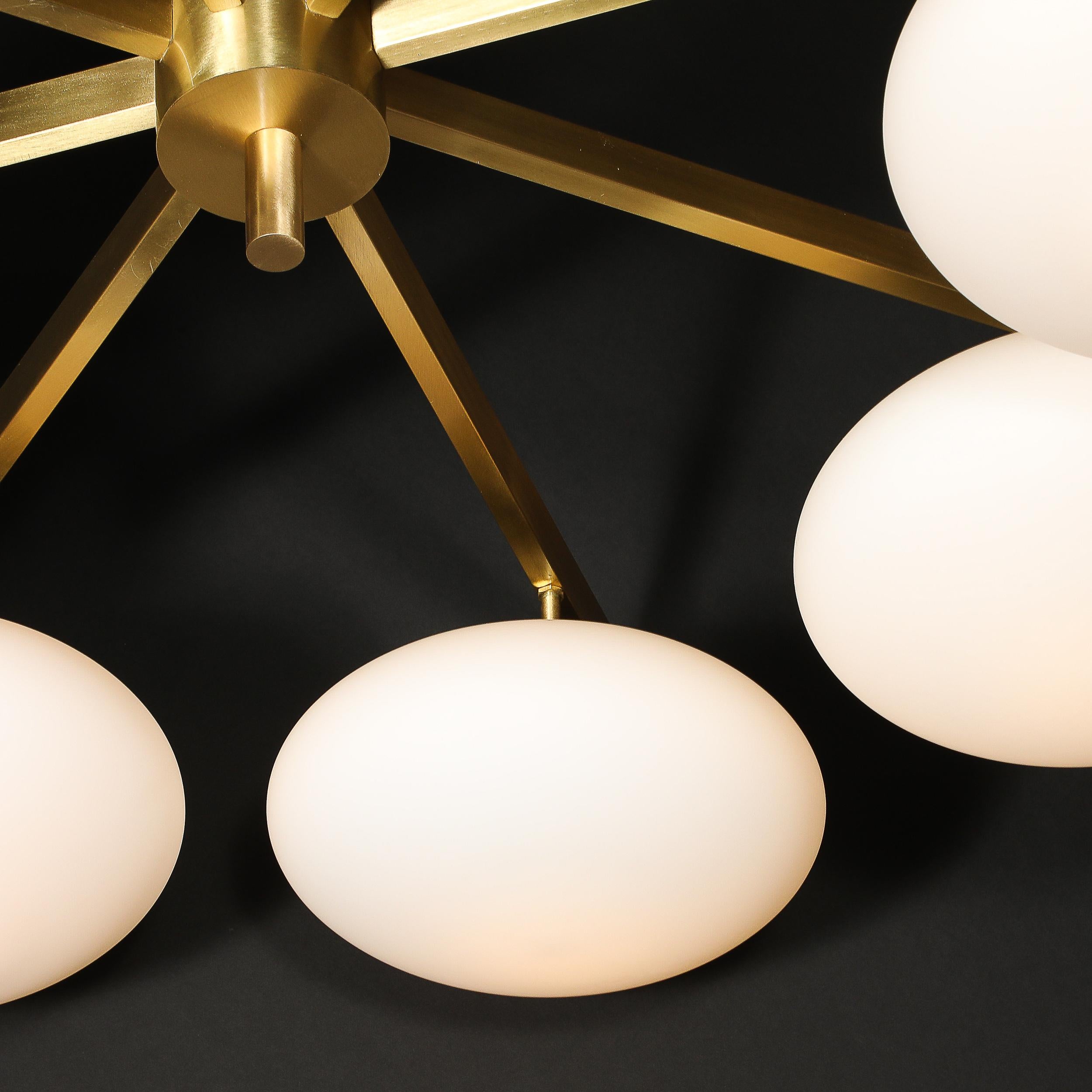 Lustre moderniste à 8 bras en laiton et verre dépoli, à la manière d'Arredoluce en vente 1