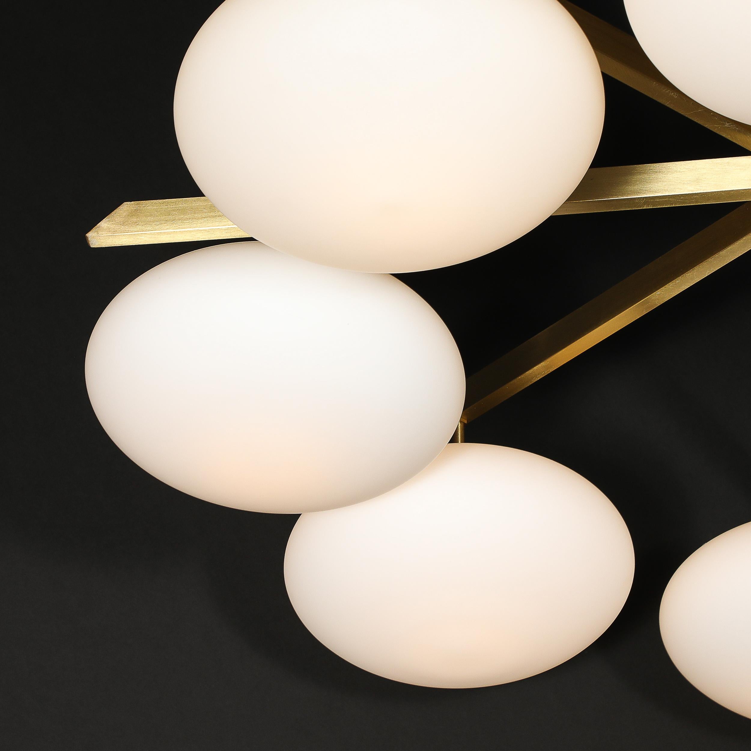 Lustre moderniste à 8 bras en laiton et verre dépoli, à la manière d'Arredoluce en vente 2