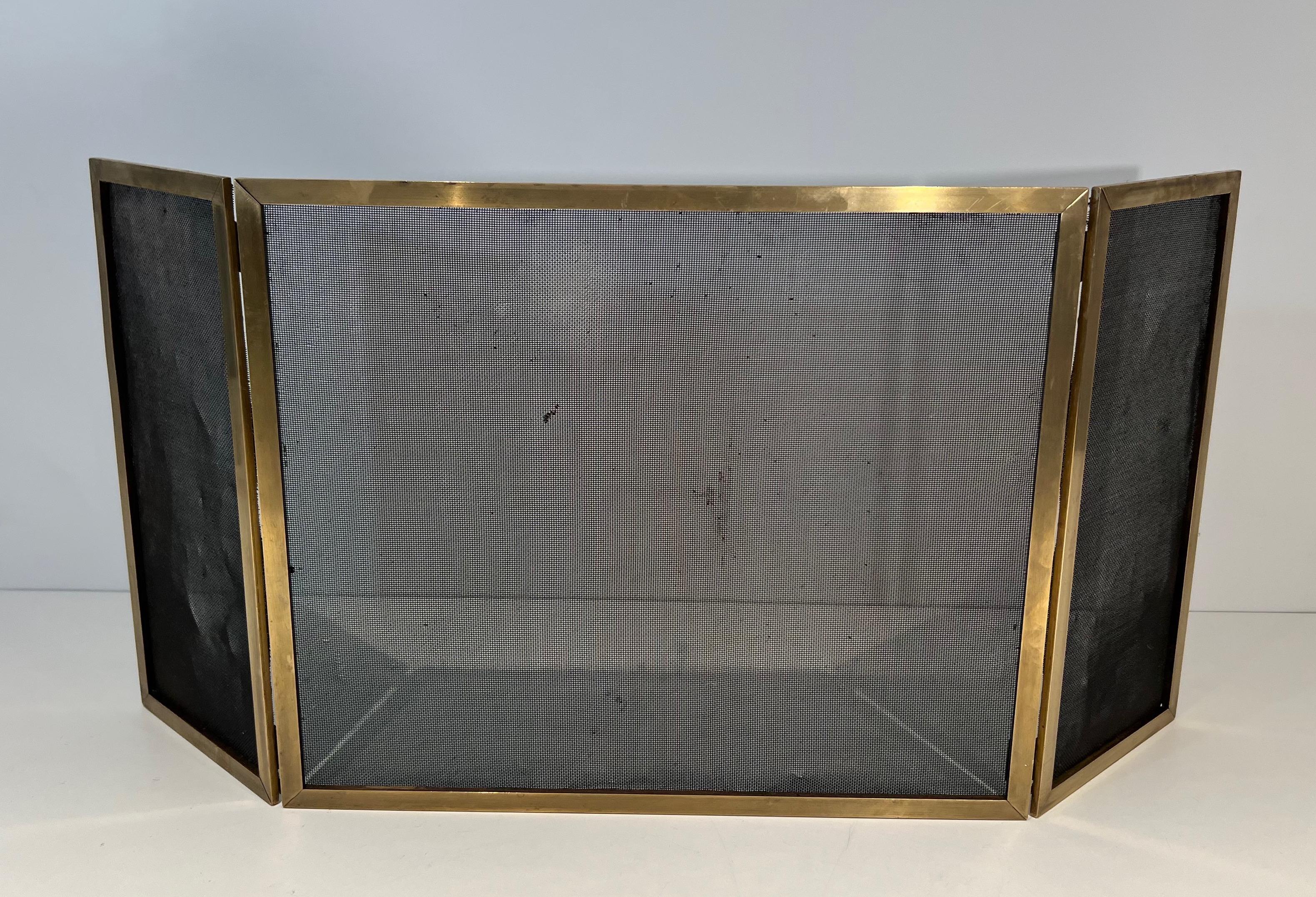 This modernist 3 panels fireplace screen is made of brass and gilt grilling. This is a French work. Circa 1970