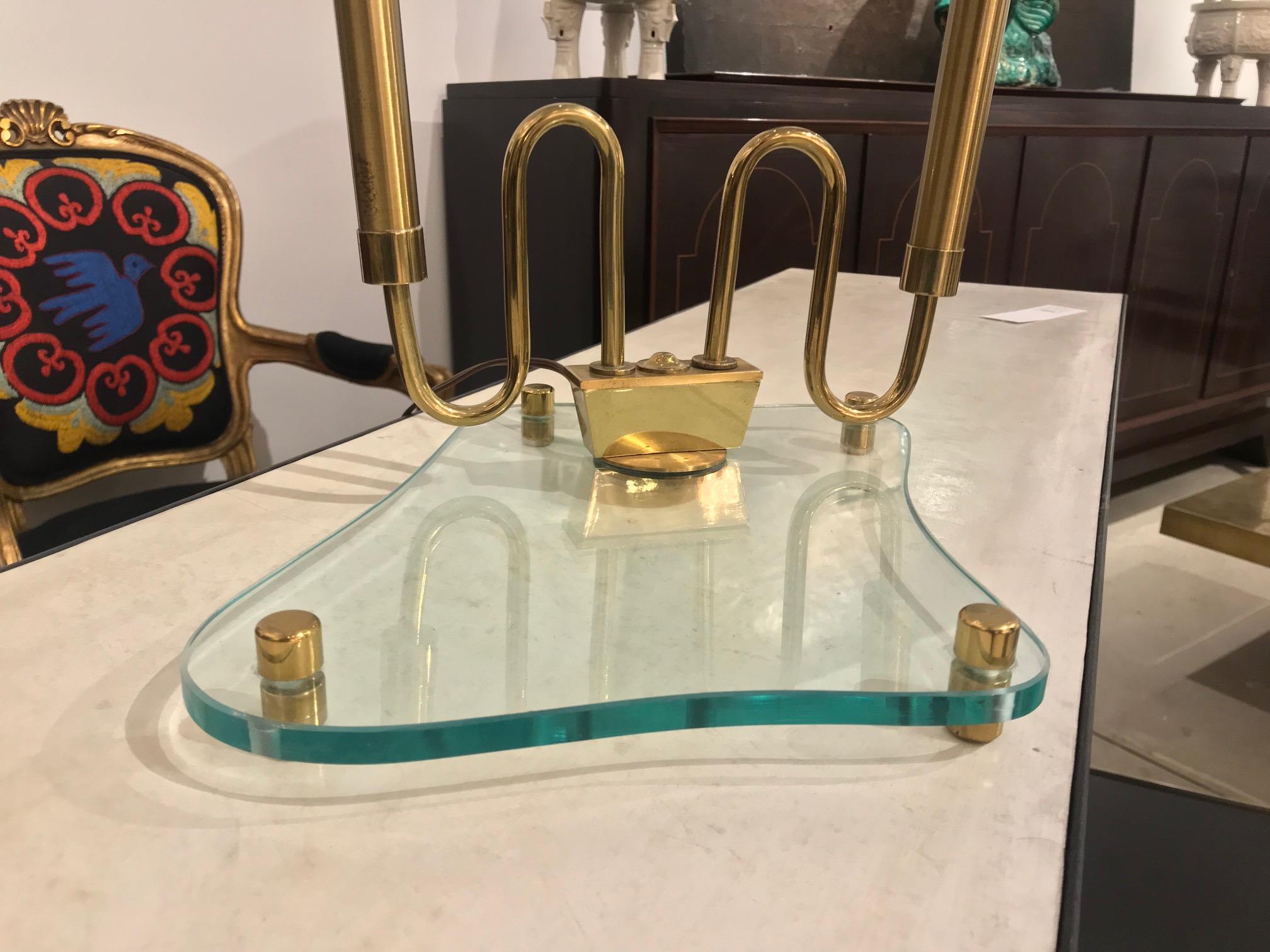 Milieu du XXe siècle Lampe moderniste en laiton et verre dans le style de Fontana Arte en vente