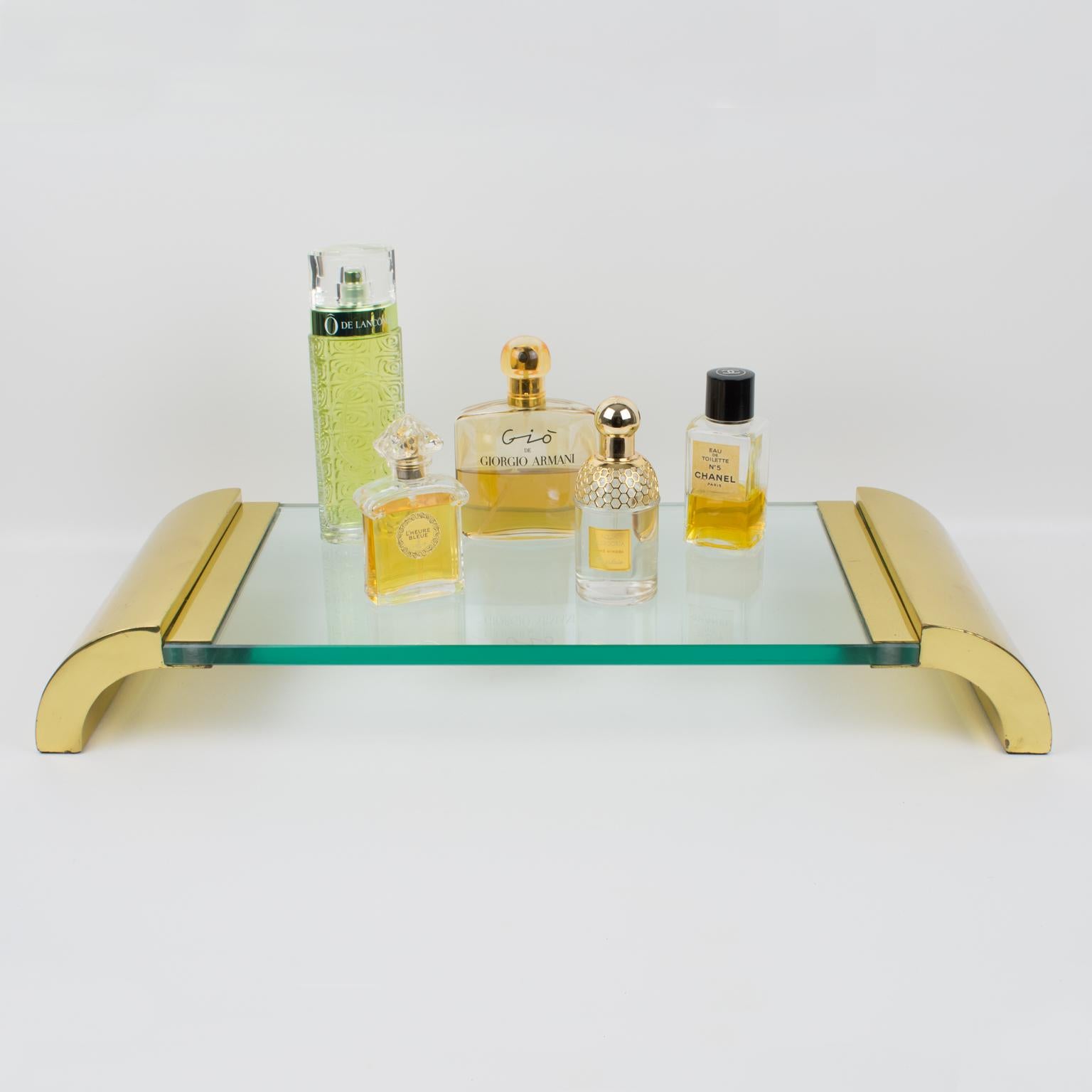 Bandeja expositora modernista con pedestal de latón y cristal, Italia circa 1980 en venta 3