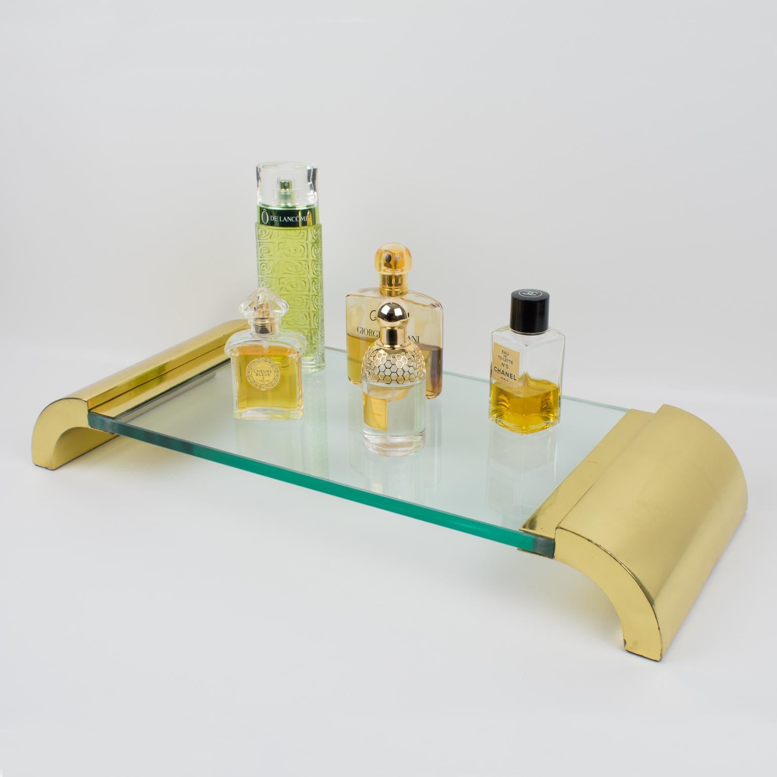 Bandeja expositora modernista con pedestal de latón y cristal, Italia circa 1980 en venta 4