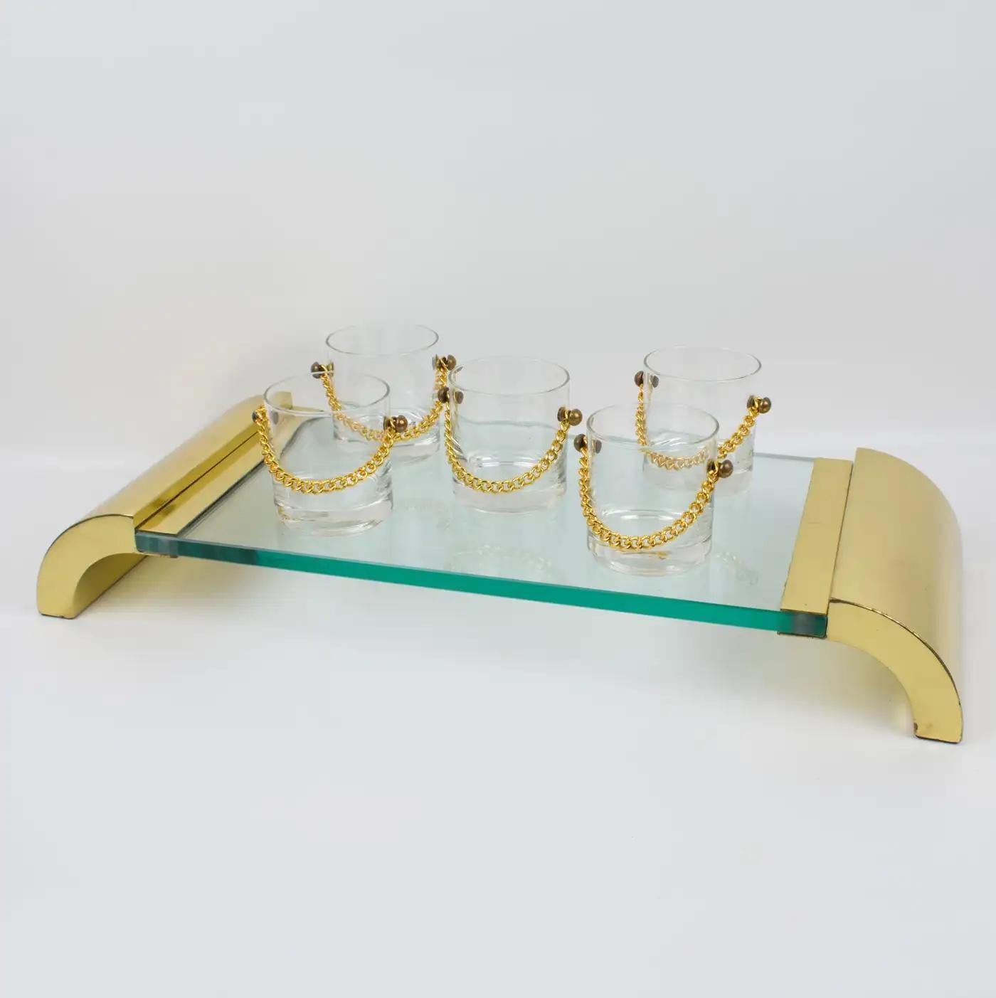 This lovely brass and glass pedestal centerpiece or display tray was designed and crafted in Italy in the 1980s. The presentation piece has a modernist and minimalist design with massive polished brass raised sides, complemented with an extra thick