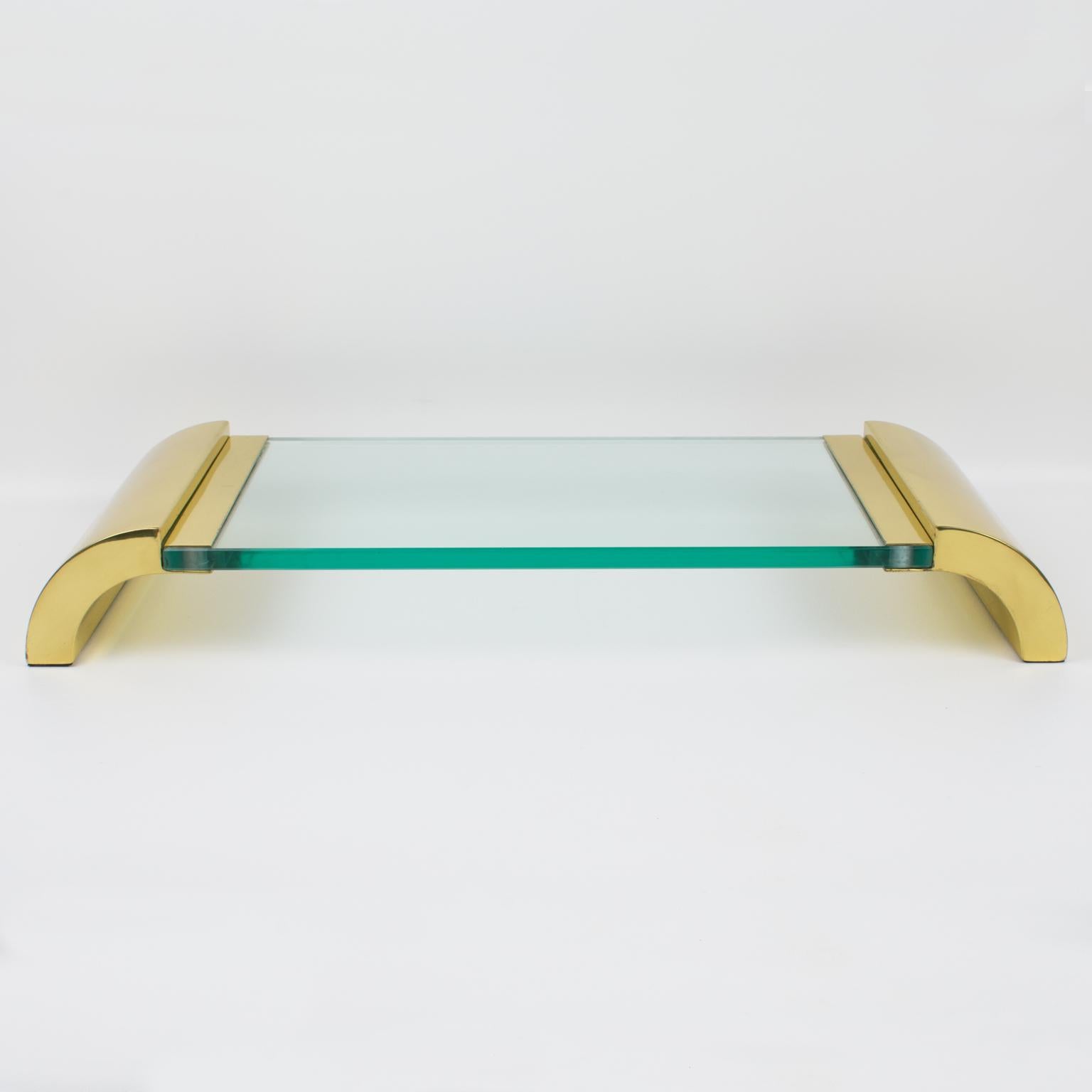 Bandeja expositora modernista con pedestal de latón y cristal, Italia circa 1980 Moderno en venta
