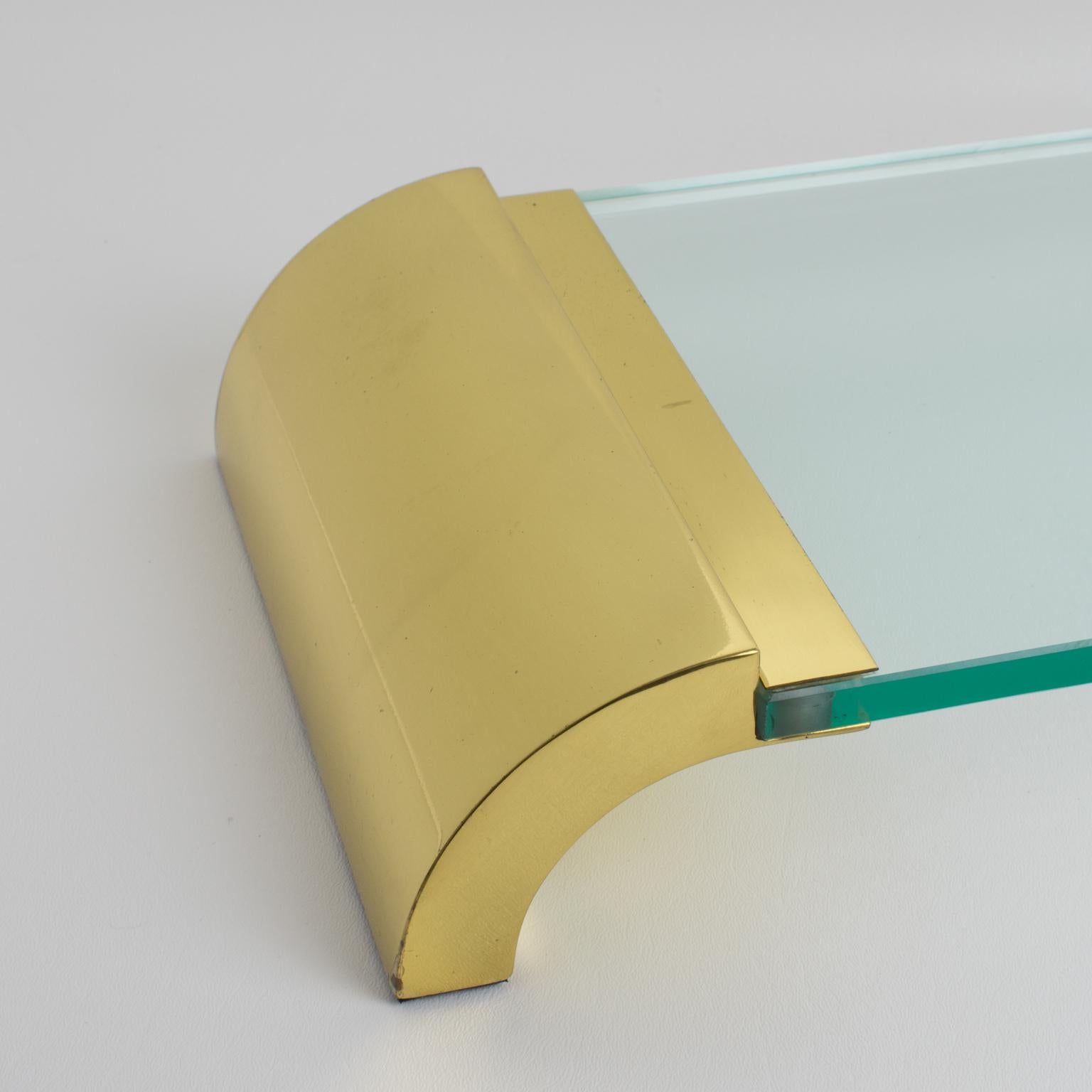 Bandeja expositora modernista con pedestal de latón y cristal, Italia circa 1980 en Bueno estado para la venta en Atlanta, GA