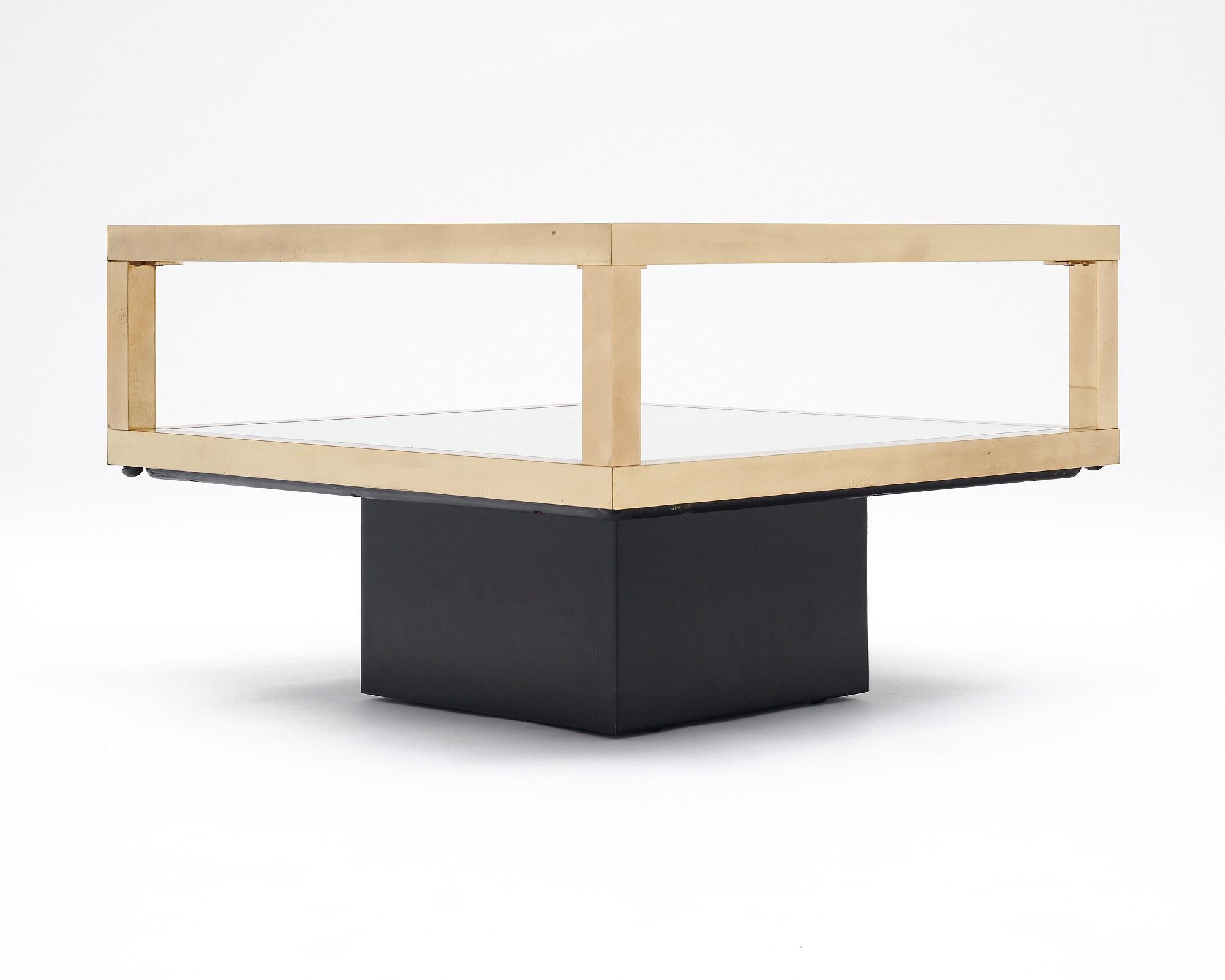 Modernistische Beistelltische aus Messing und Glas (Moderne) im Angebot