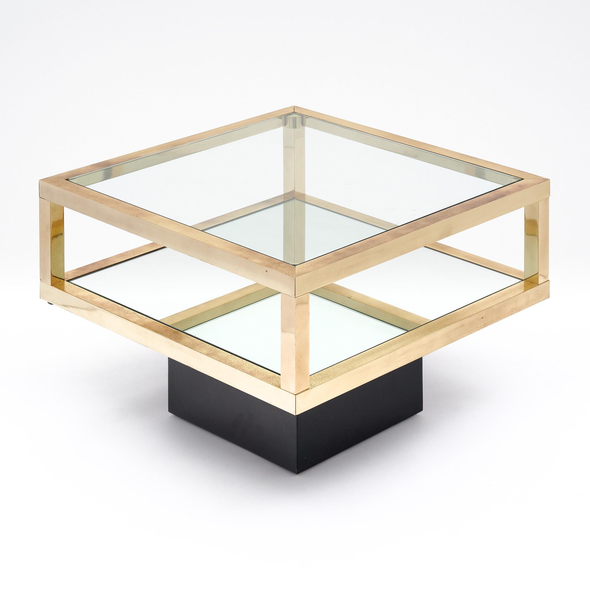 Modernistische Beistelltische aus Messing und Glas (Französisch) im Angebot